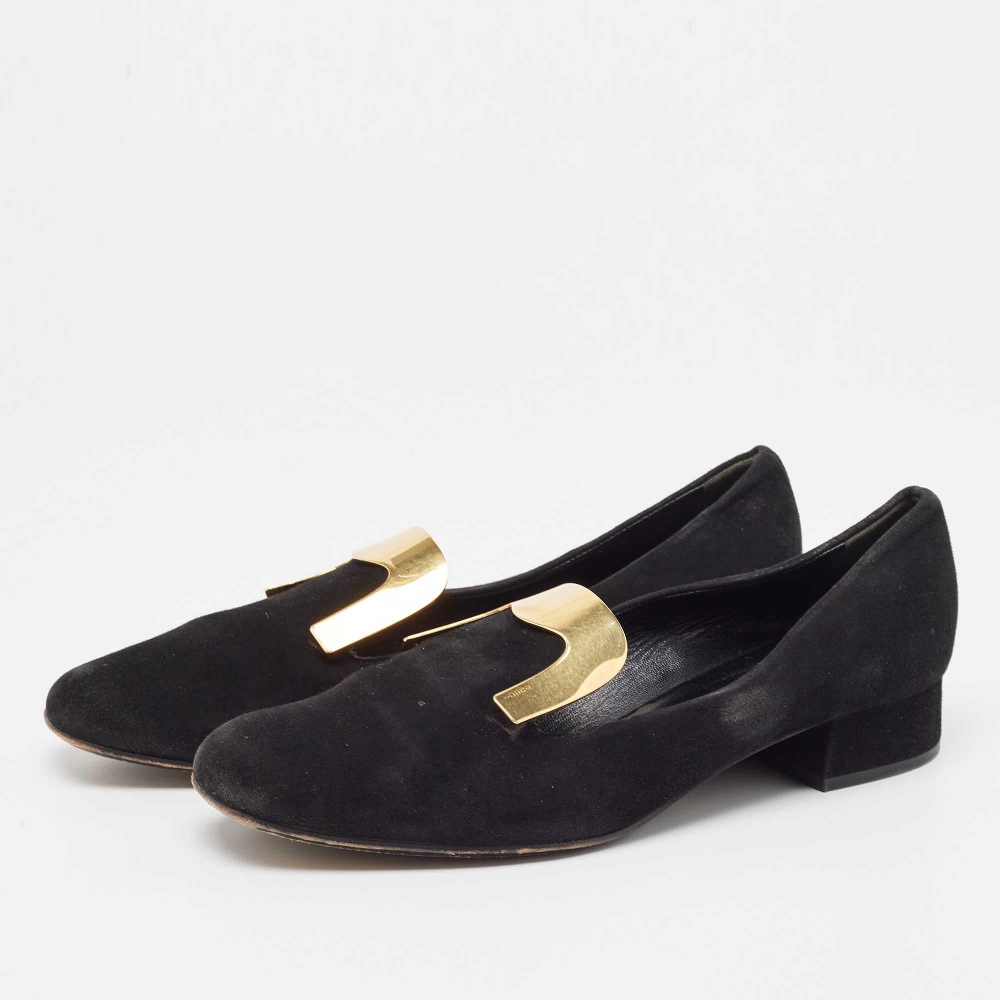 Give your outfit a luxe update with this pair of Gucci black smoking slippers. The shoes are sewn perfectly to help you make a statement in them for a long time.