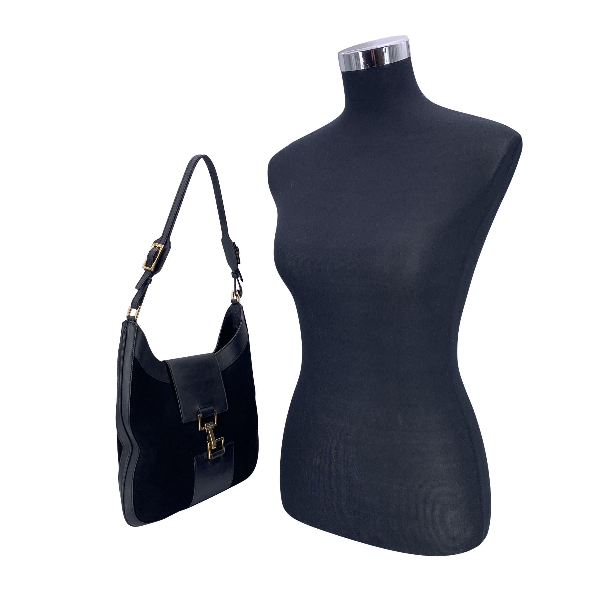 Riflesso chic della sobria raffinatezza di Gucci, questa borsa hobo in pelle e camoscio nero è il tipo di pezzo che passa senza sforzo dal giorno alla sera. Il corpo in morbida pelle scamosciata è incorniciato da inserti in pelle liscia, mentre le