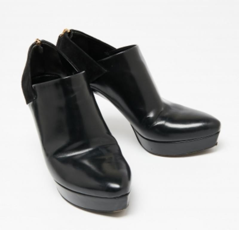 Este par está diseñado para proyectar un estilo lujoso sin esfuerzo. Estas botas de Gucci están confeccionadas con materiales de calidad en una silueta refinada. Están equipados con un cierre elegante, plantillas cómodas y una suela resistente para
