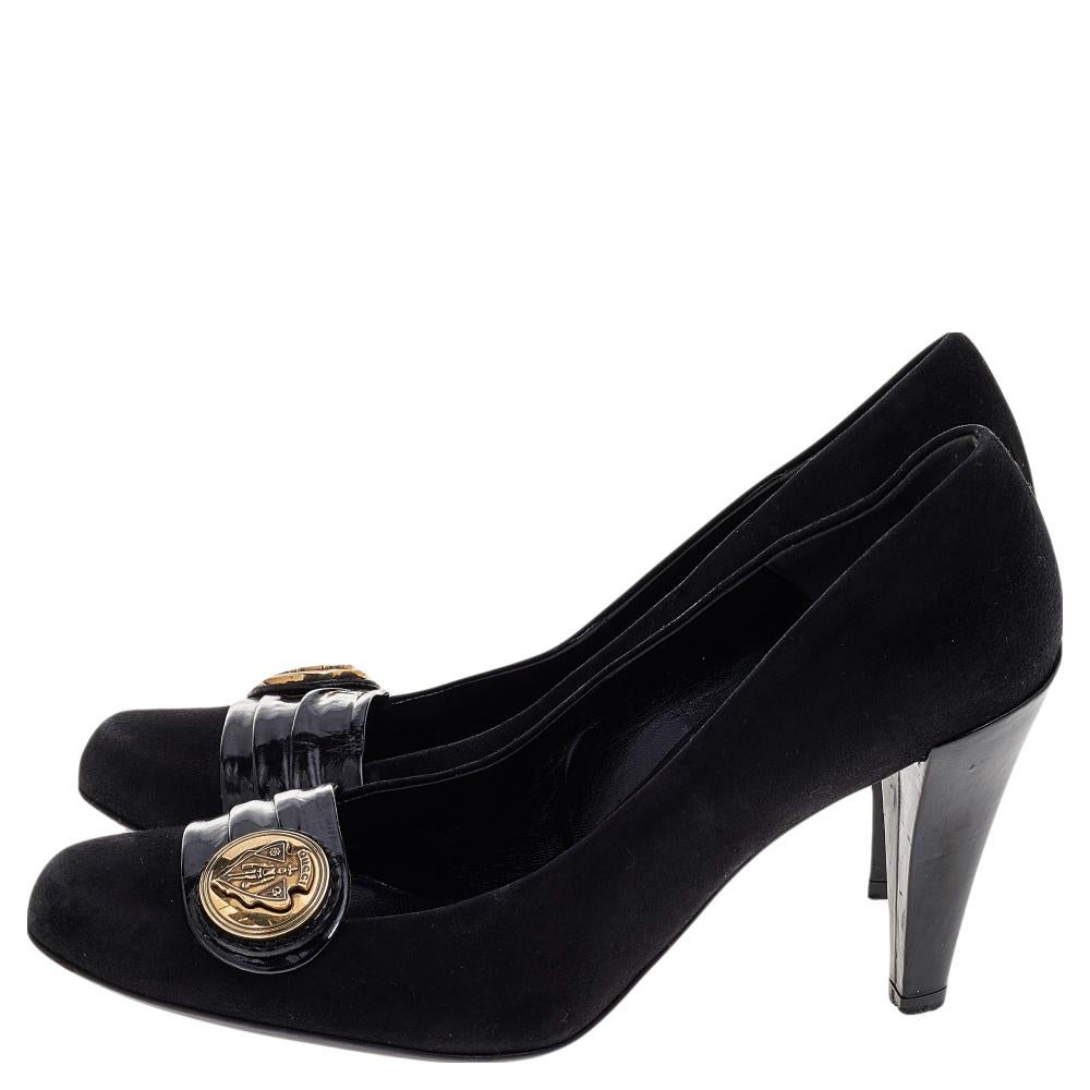 From the House of Gucci, these pumps are here to bring nothing but style and panache to your feet. They are created using black suede and patent leather on the exterior with a gold-toned logo accent perched on the toes. They are completed with 9.5