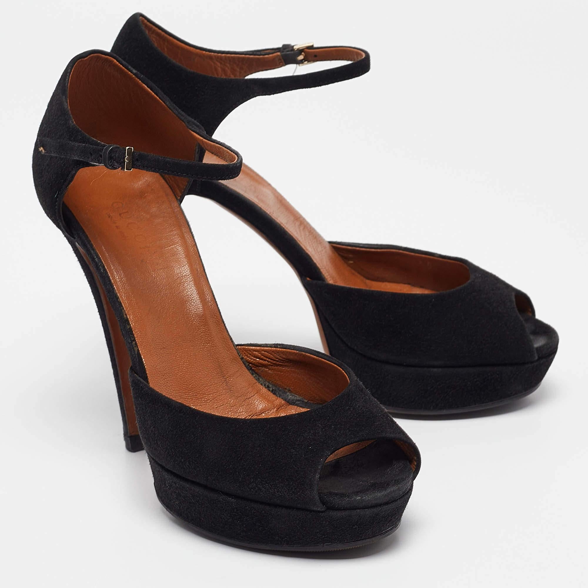 Sandales en daim noir de Gucci Taille 35 État moyen - En vente à Dubai, Al Qouz 2