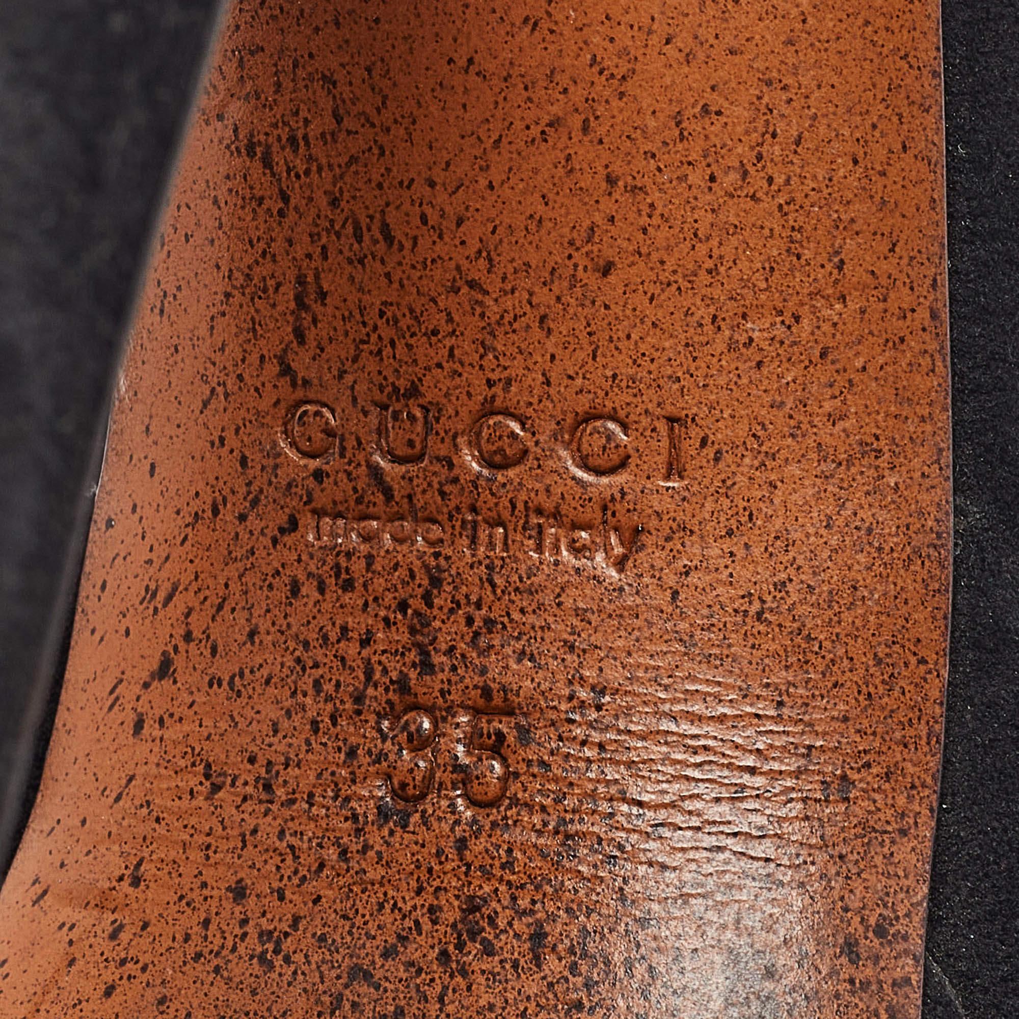 Sandales en daim noir de Gucci Taille 35 en vente 3