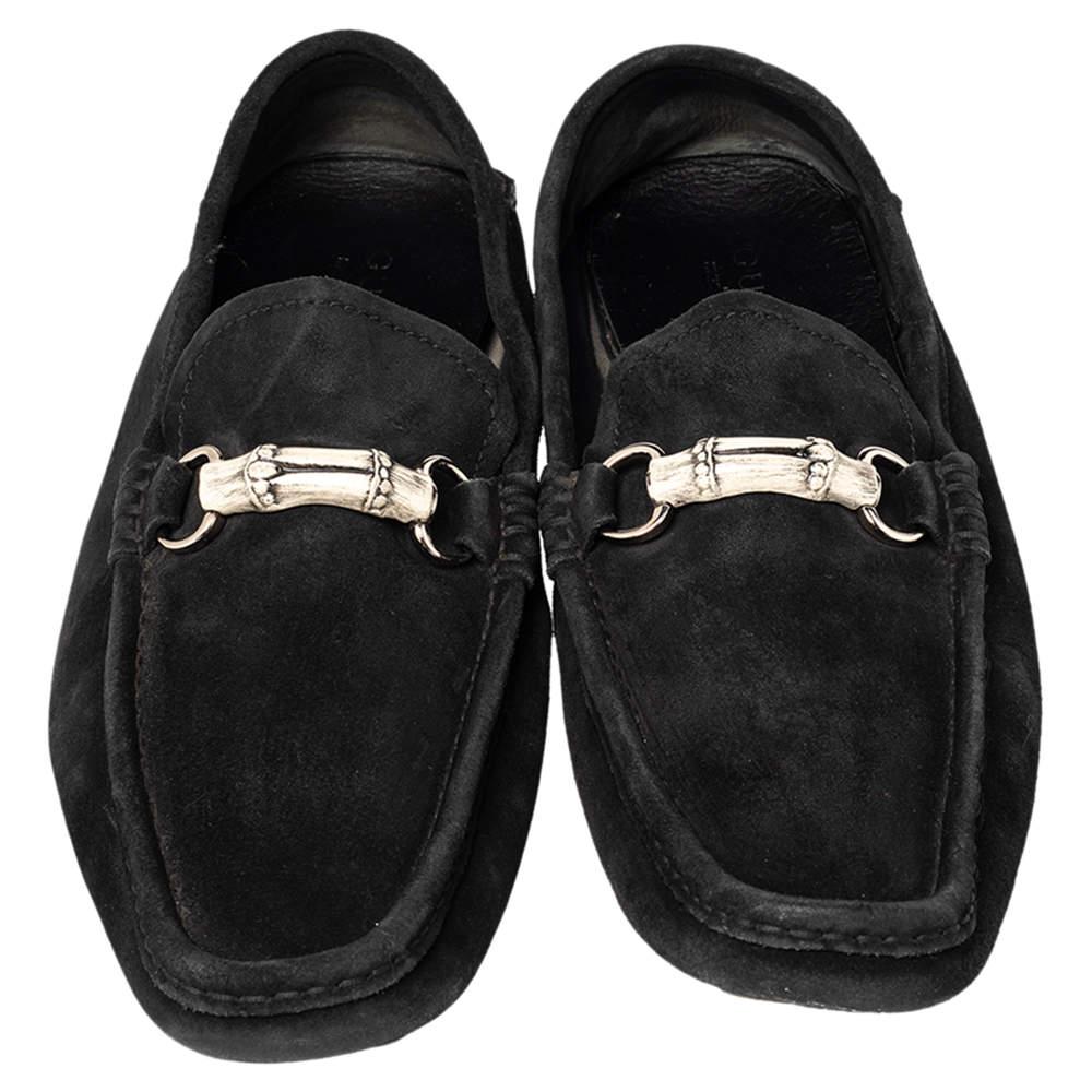There is nothing more comfortable and stylish than a pair of loafers like these Gucci ones. Fashioned in a neat silhouette, this pair has a black suede body and comes with the signature bamboo Horsebit detail at the vamps. It is finished with a