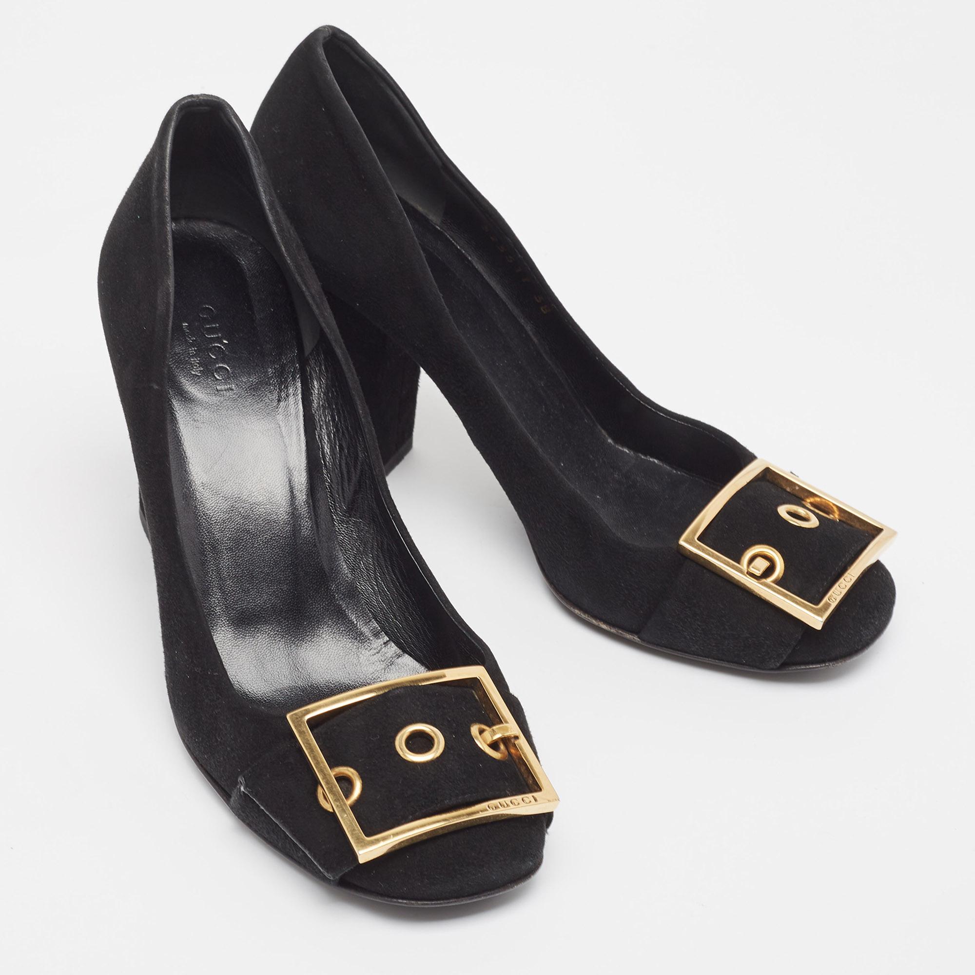 Gucci Schwarze Wildleder-Pumps mit Schnalle und Detailblockmuster Größe 38 im Zustand „Gut“ im Angebot in Dubai, Al Qouz 2