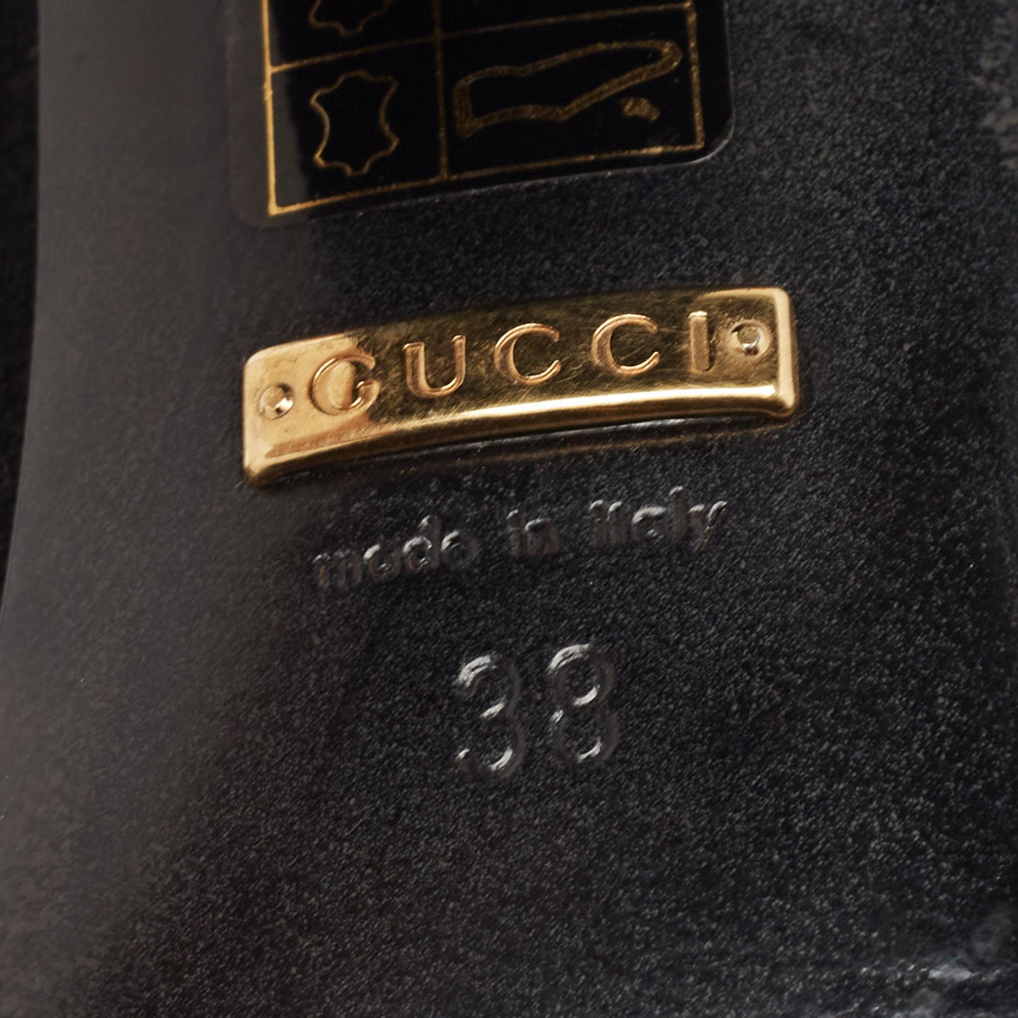 Gucci Schwarze Wildleder-Pumps mit Schnalle und Detailblockmuster Größe 38 im Angebot 3