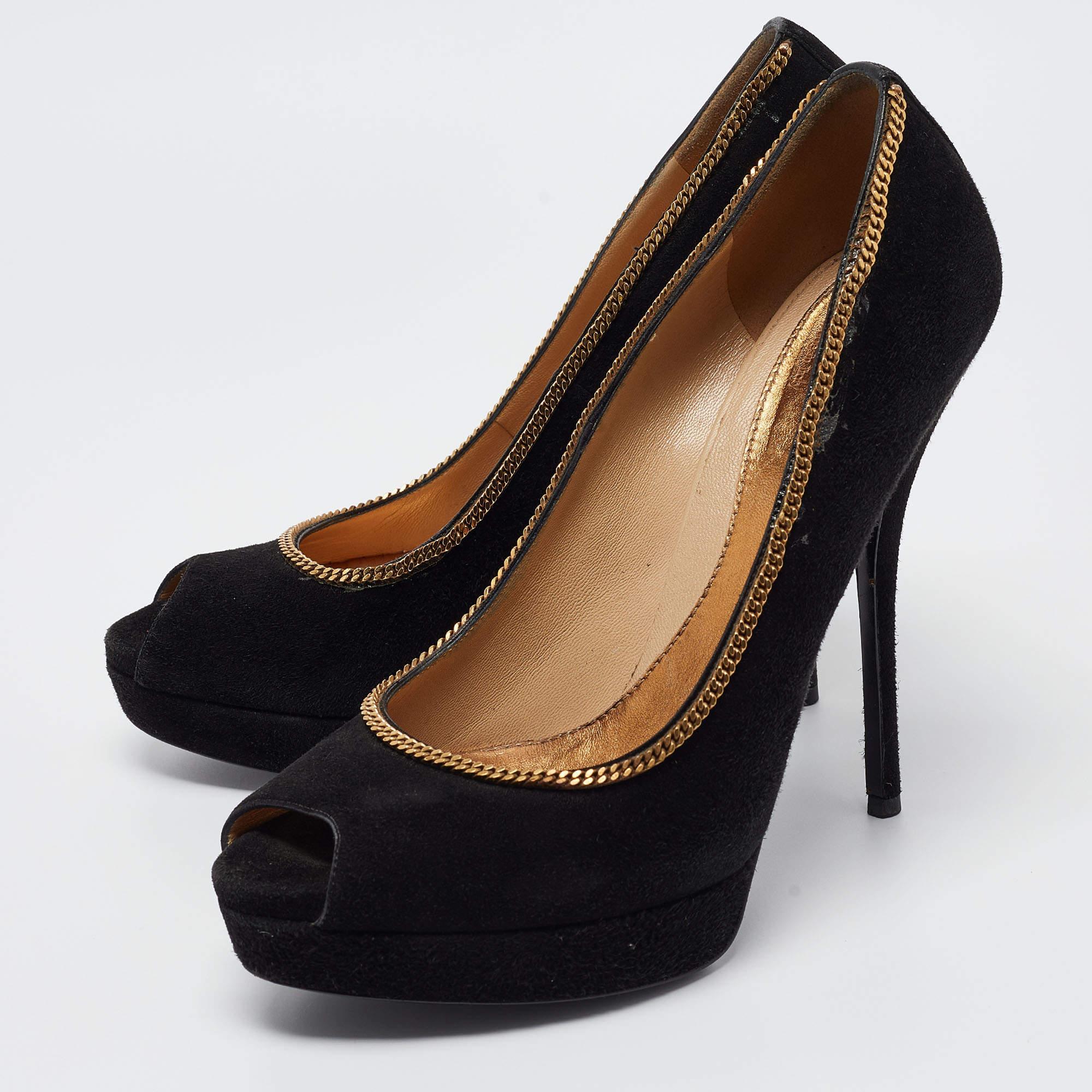Exhibe un estilo elegante con este par de zapatos de salón. Estos elegantes zapatos están fabricados con materiales de calidad. Llevan suelas duraderas y tacones elegantes.
