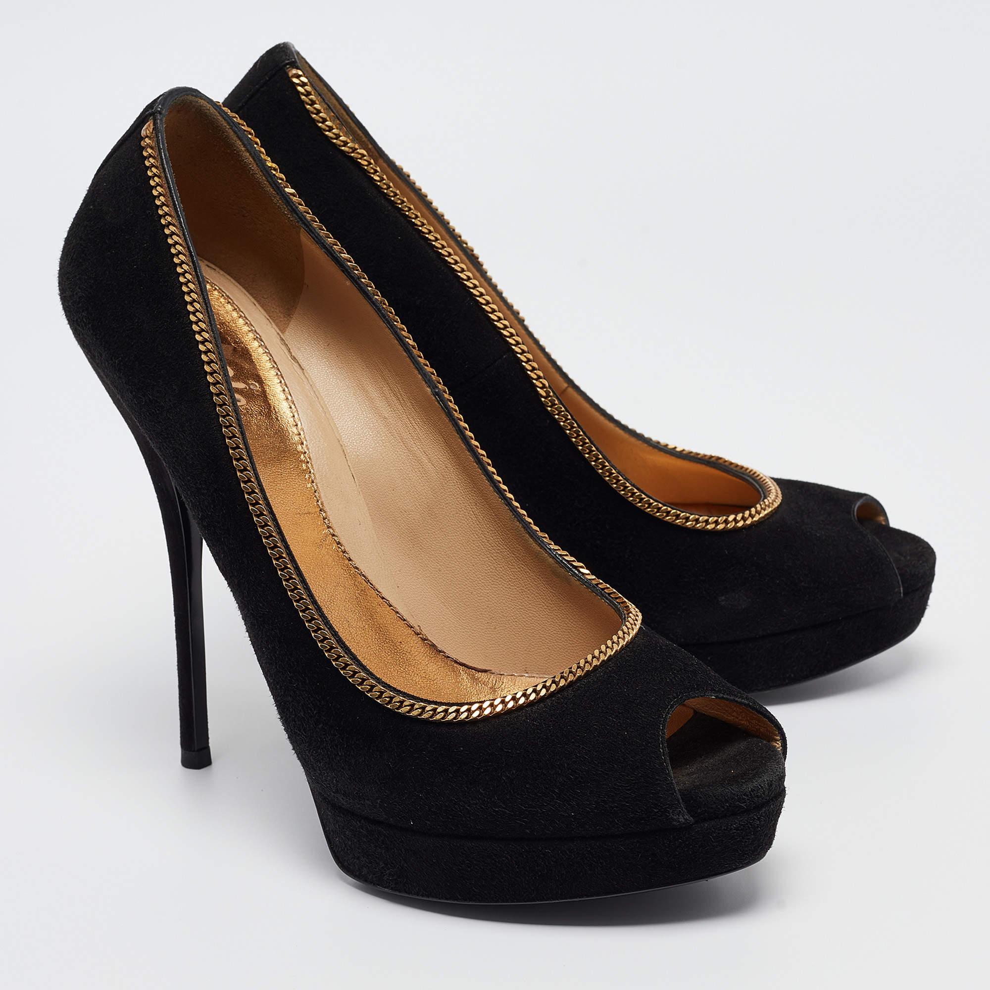 Gucci Black Suede Chain Trim Peep Toe Platform Pumps Size 40 en Bueno estado para la venta en Dubai, Al Qouz 2