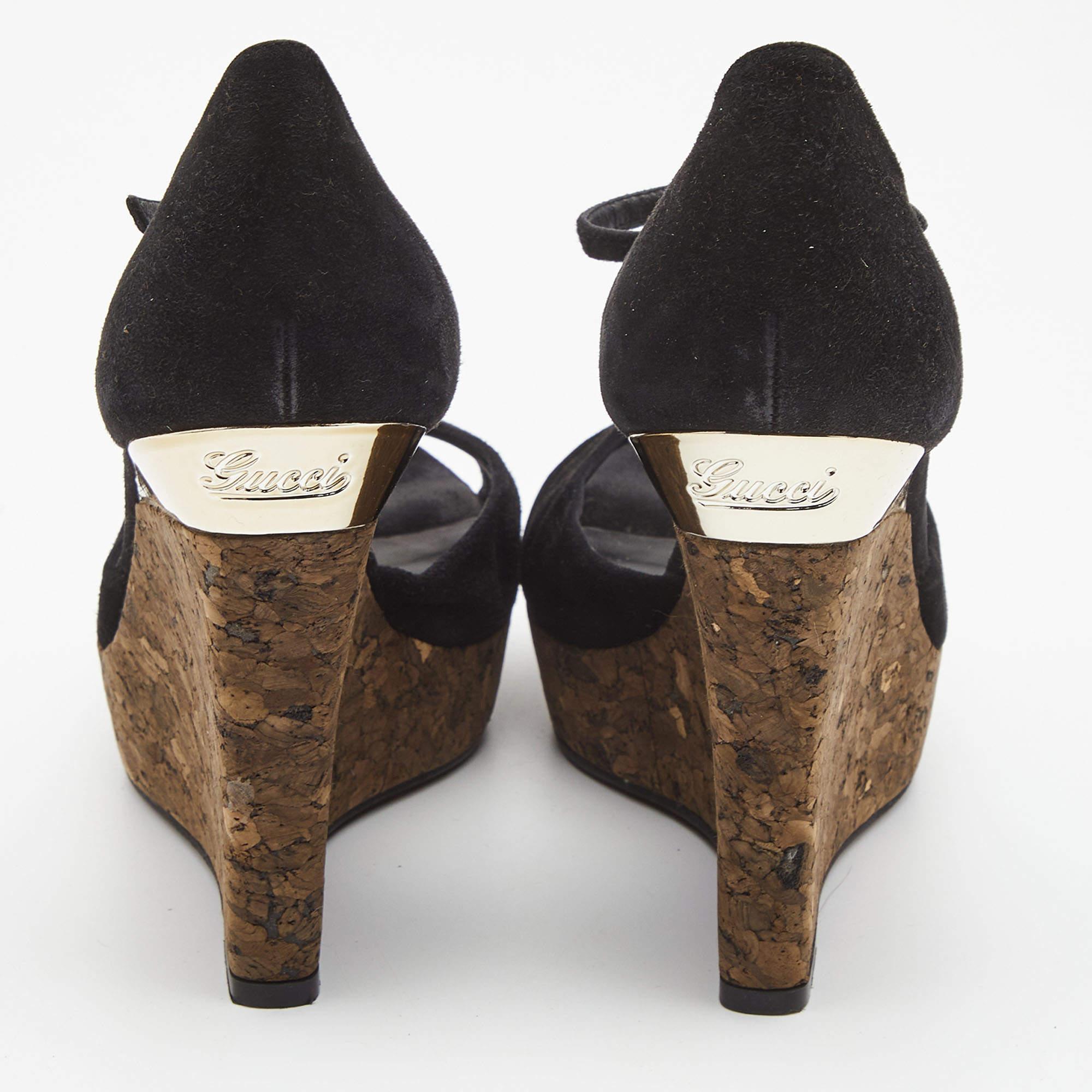 Gucci Suede Noir Wedge Cork Platform Ankle Strap Sandals Size 37.5 en vente 4