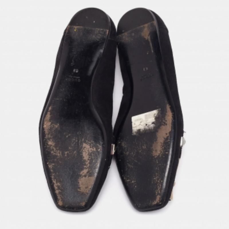 Make your feet feel chic and dainty in these Gucci ballet flats. Designed exquisitely using suede, the lovely black flats flaunt crystal embellishments on the front. Pair them with flowy dresses and statement accessories for an elegant look.