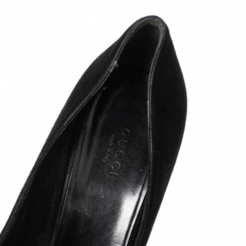 Gucci - Escarpins en daim noir à talons et ornements en cristal - Taille 39 Bon état - En vente à Dubai, Al Qouz 2