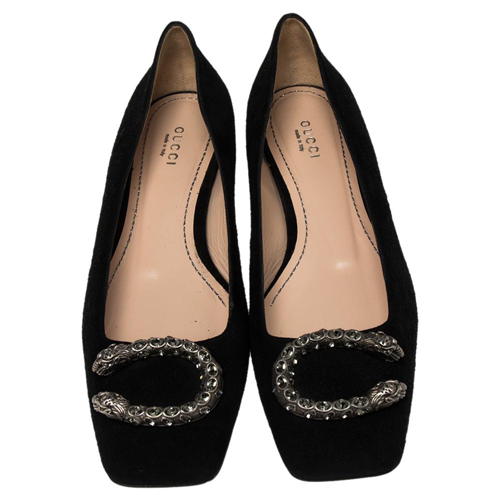 These Gucci Dionysus ballet flats are glamorous and luxe! They have been crafted from suede and styled with square toes and the signature tiger head motif on the uppers. They come endowed with comfortable leather-lined insoles and durable