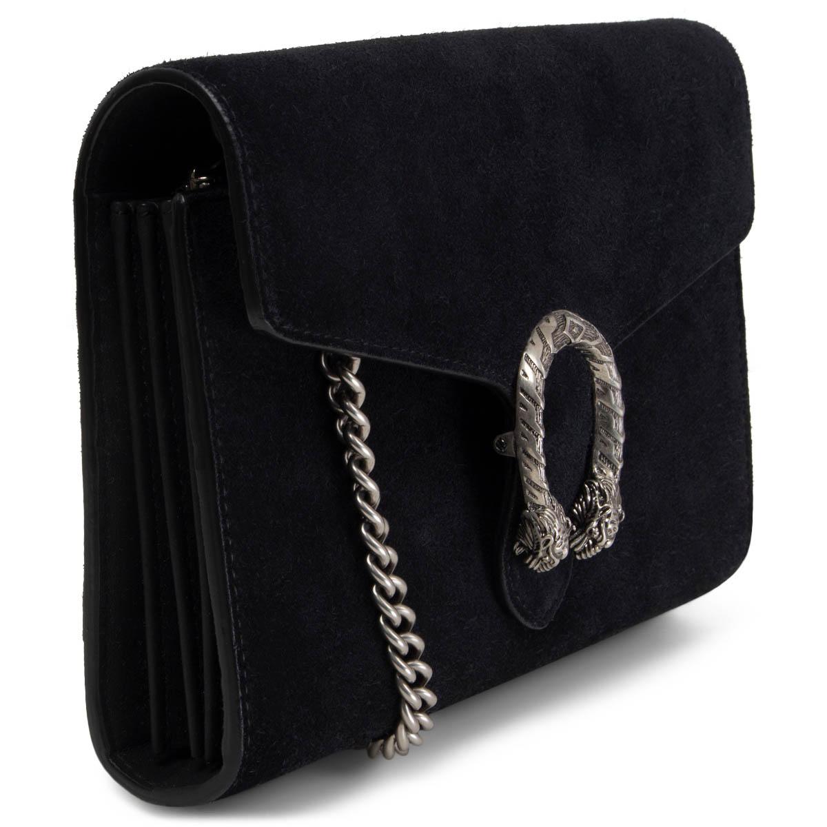 100% authentic Gucci Dionysus Wallet On Chain crossbody bag in black suede. The closure has the textured tiger head spur closure-a unique detail referencing the Greek god Dionysus, who in myth is said to have crossed the river Tigris on a tiger sent