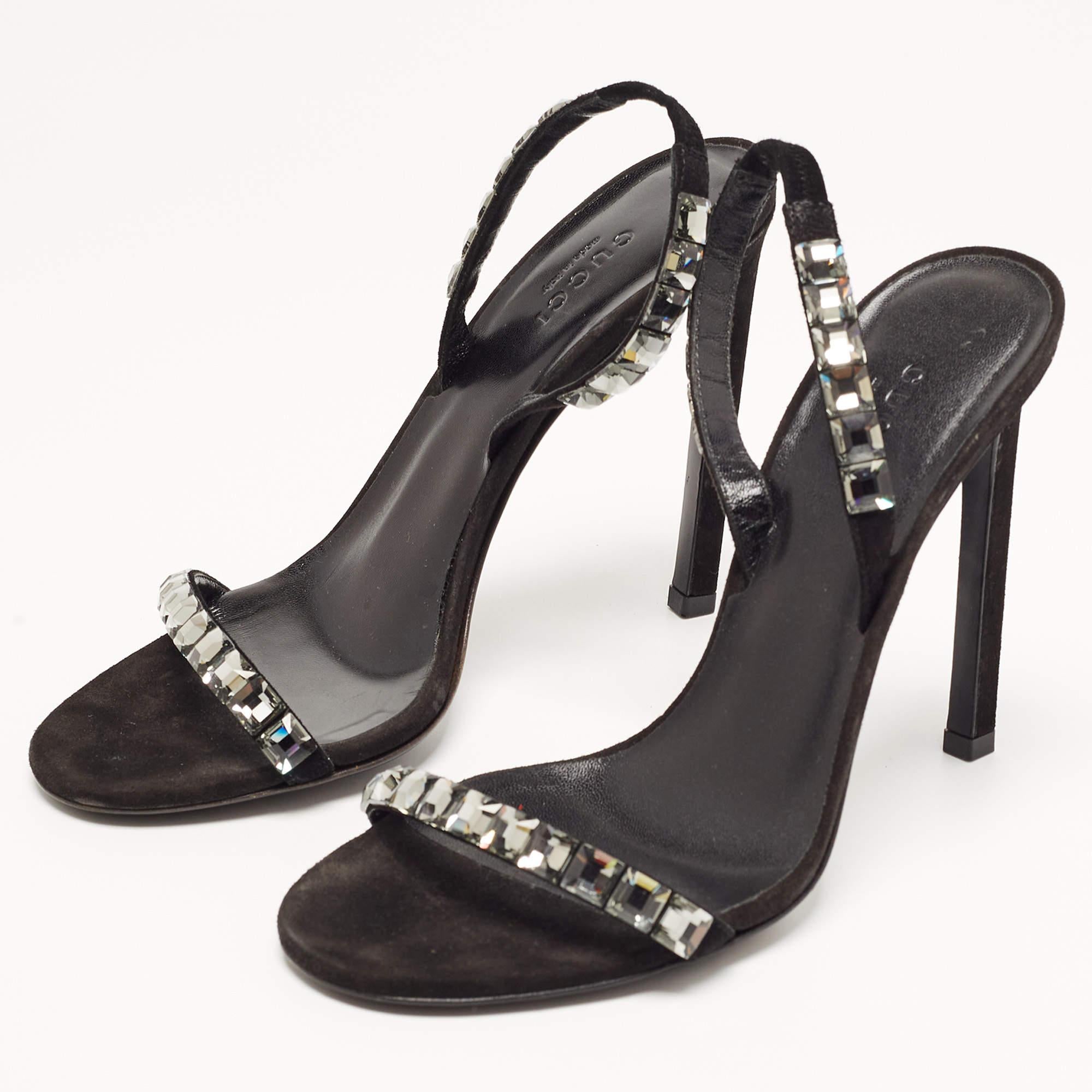 Eleva tu conjunto con estos tacones negros Gucci para mujer. Meticulosamente elaborados, estos exquisitos tacones combinan lujo y comodidad, creando un par de tacones de moda y fabulosos para cualquier ocasión.