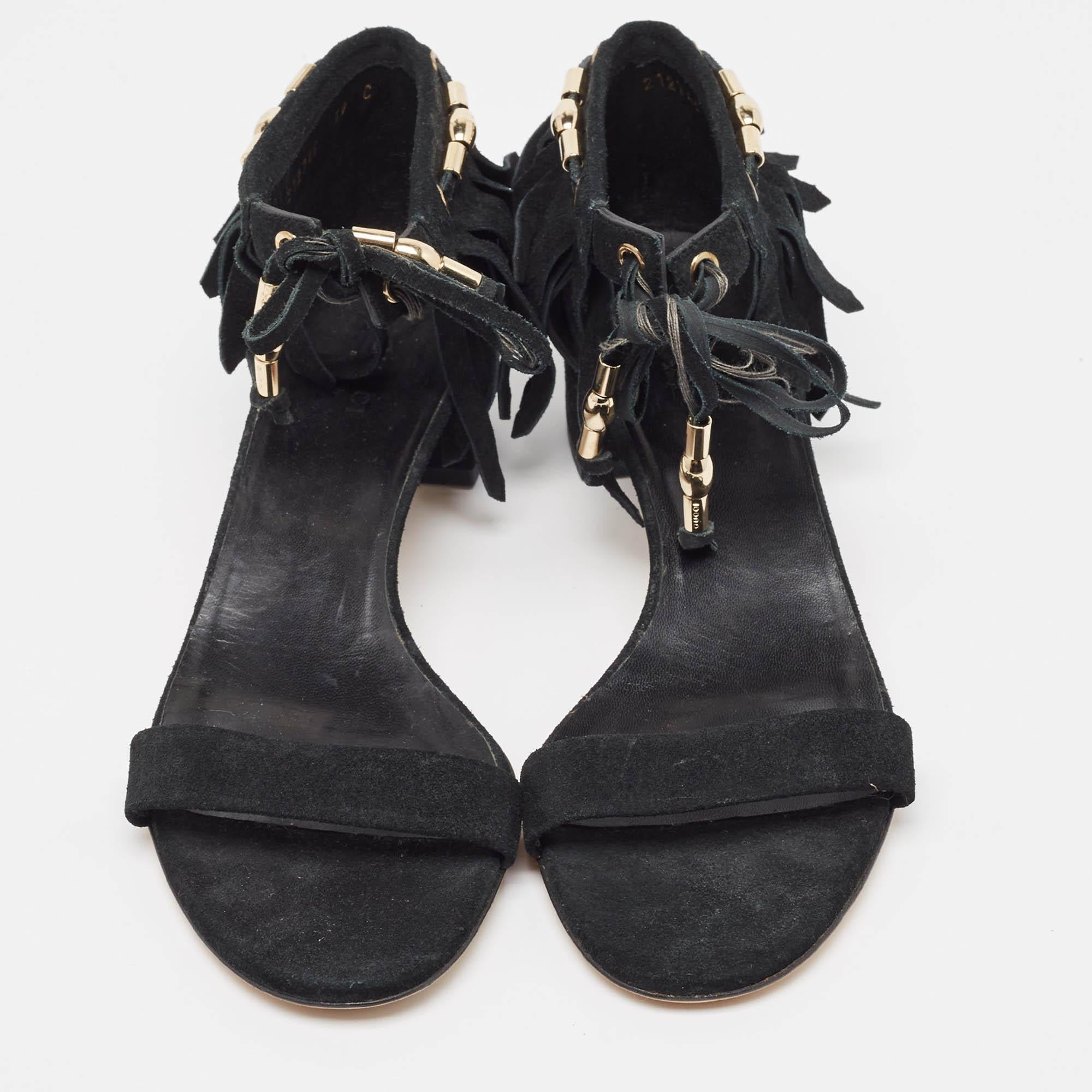 Gucci Sandali con cinturino alla caviglia in pelle scamosciata nera misura 39 In condizioni ottime in vendita a Dubai, Al Qouz 2