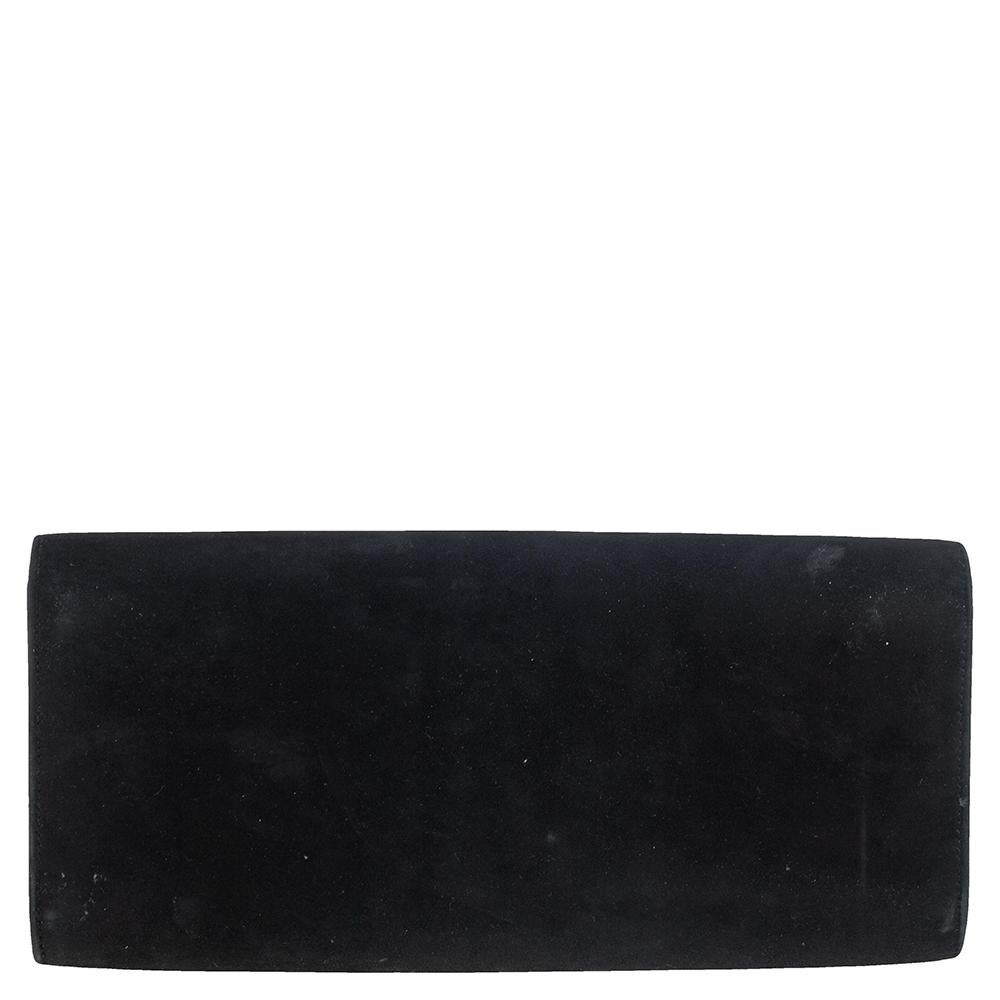 It is so easy to fall in love with this clutch from Gucci. Black in shade and stunning in appeal, this creation will be a fantastic addition to your closet. Meticulously crafted from suede, this Broadway clutch comes styled with a