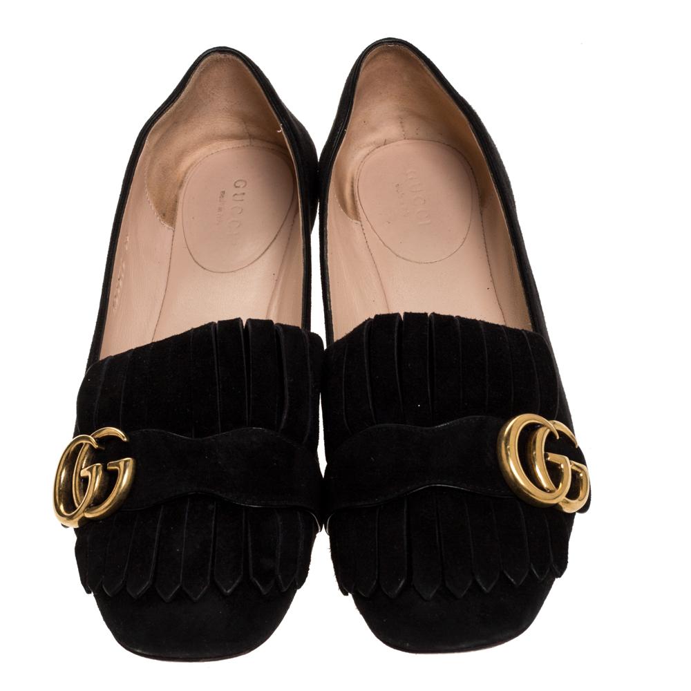 These black flats from Gucci are minimally stylish, designed just for the fashionista in you. The suede flats feature the GG motif over folded fringes and they offer a snug fit. Stay comfortable throughout the day in these beautiful ballet