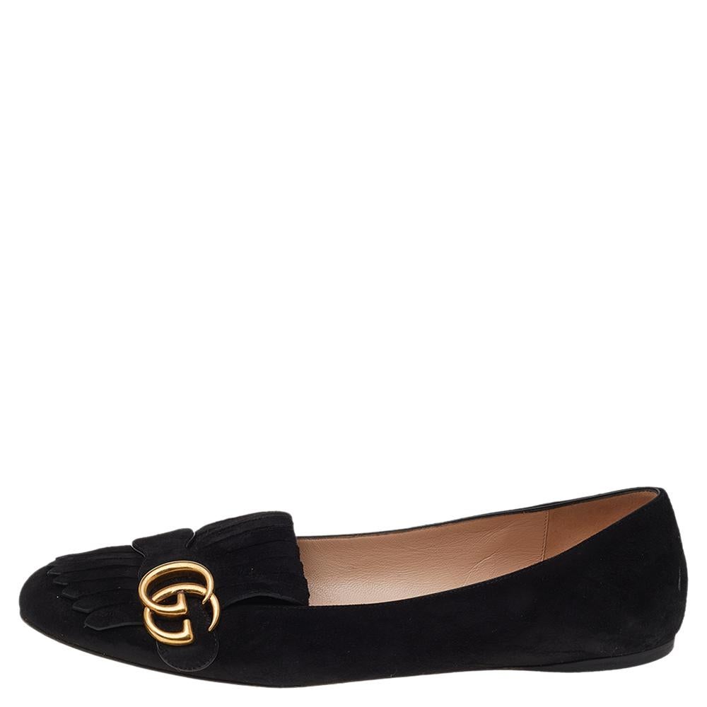 Pretty and easy to flaunt, this pair of ballet flats by Gucci is stunning. They've been crafted from black-hued suede and styled with folded fringes with the brand's signature GG on the uppers. Round toes complete the pair.

Includes: Original