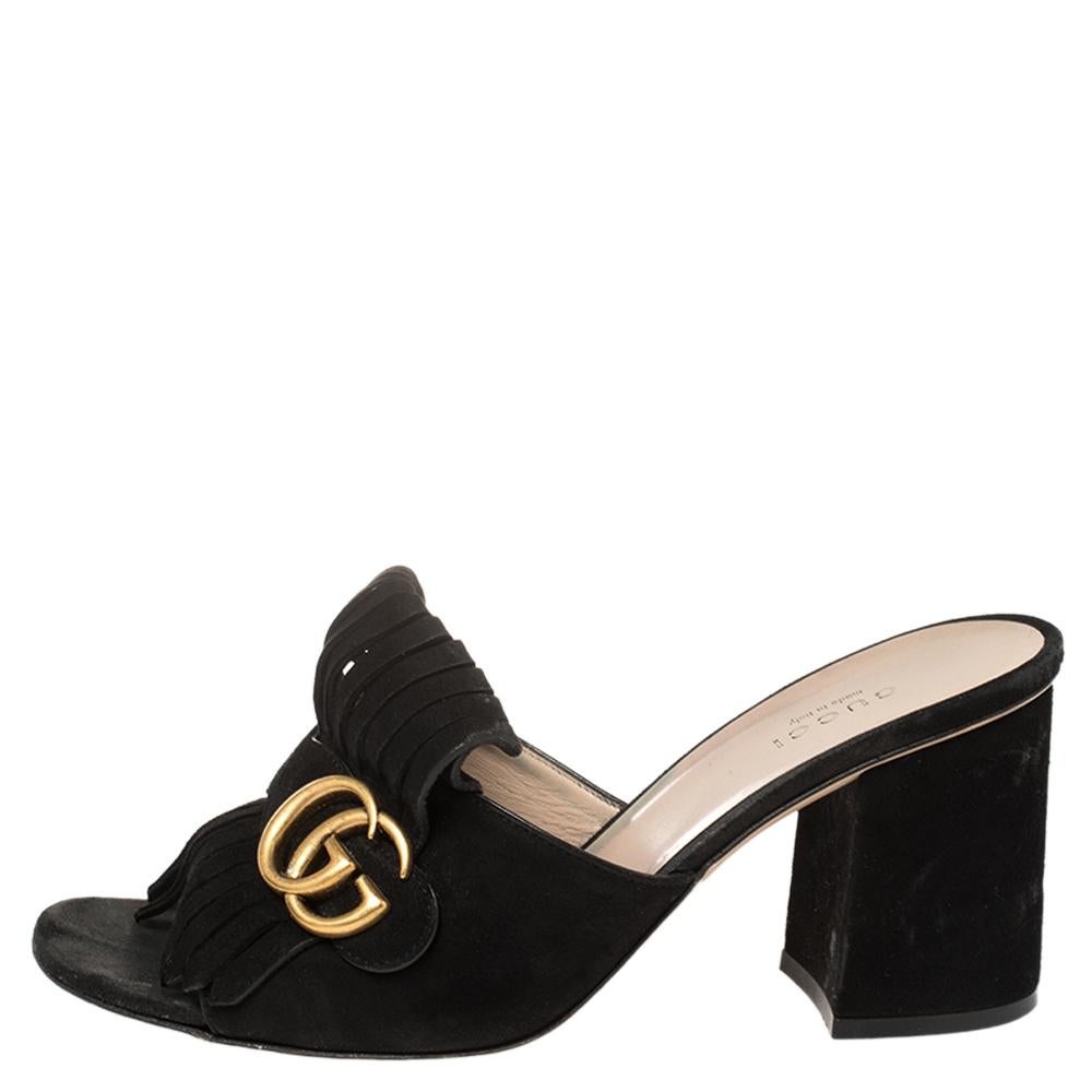 Stylish and elegant, these Gucci flats are a must-have design. They've been crafted from black-hued suede and styled with folded fringes with the brand's signature GG on the uppers. Open toes, block heels, and sturdy leather soles complete the