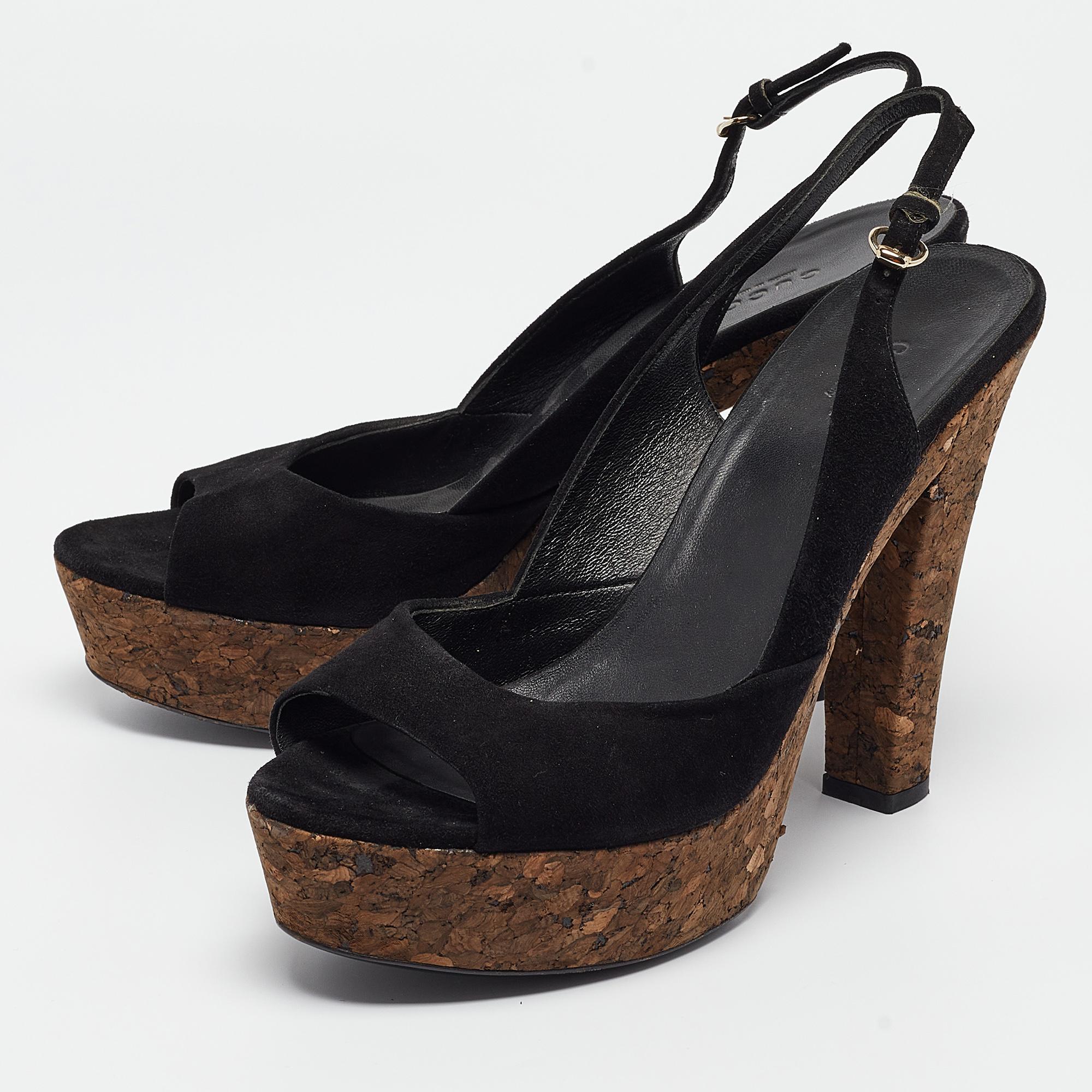 These sandals will frame your feet in an elegant manner. Crafted from quality materials, they display a classy design and comfortable insoles.