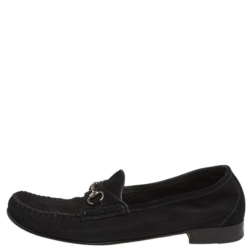 Lend your feet with a cozy walking experience with these loafers. Designed by the House of Gucci, these loafers ensure that your style remains polished and unmatched. They are crafted using black suede on the exterior with a silver-toned Horsebit
