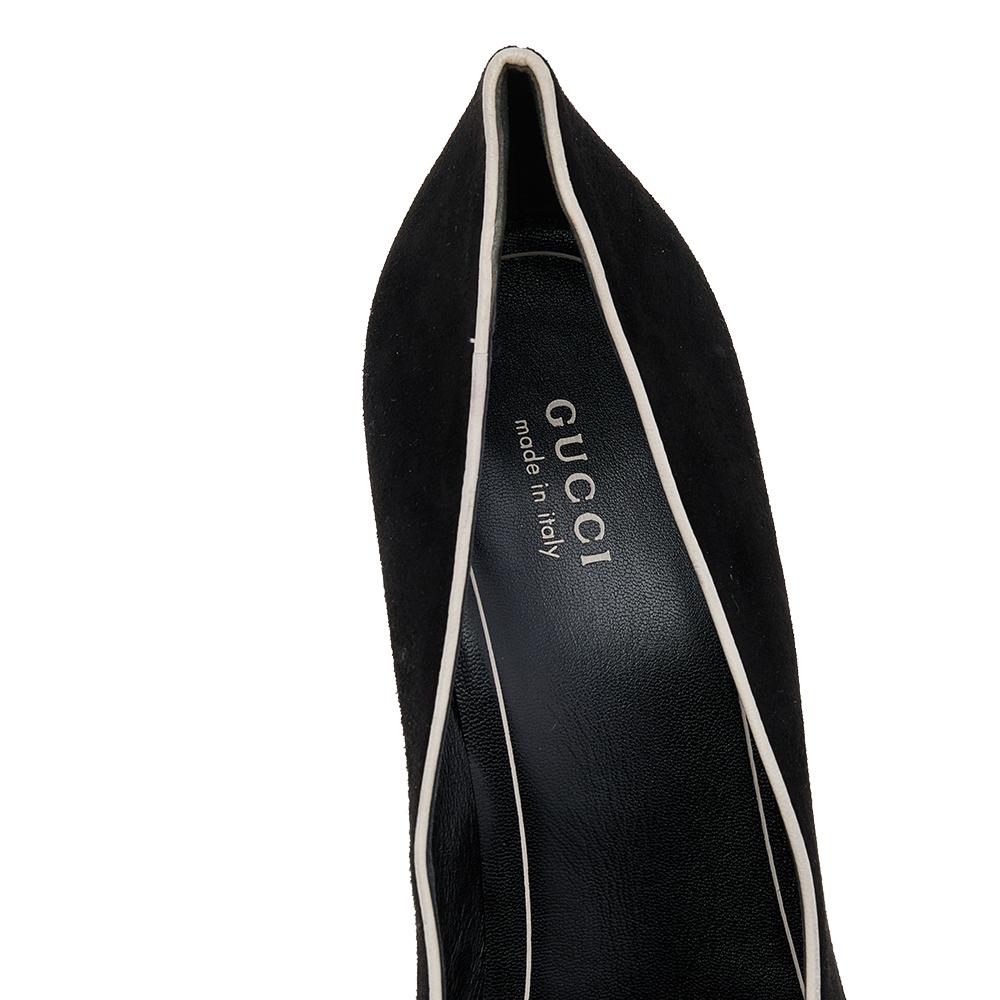 The elegant platform pumps by Gucci are covered in black suede. Covered toes, low platforms, and 11 cm high heels complete the stunning design.

