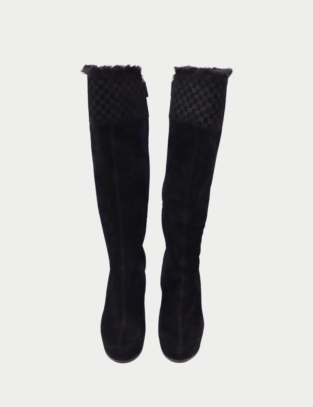 Gucci Schwarze kniehohe Keilstiefel aus Wildleder mit GG Monogrammbesatz und Pelzbesatz

Die kniehohen Keilstiefel aus schwarzem Wildleder von Gucci sind mit den kultigen Luxusdetails des Hauses versehen und sorgen für einen eleganten