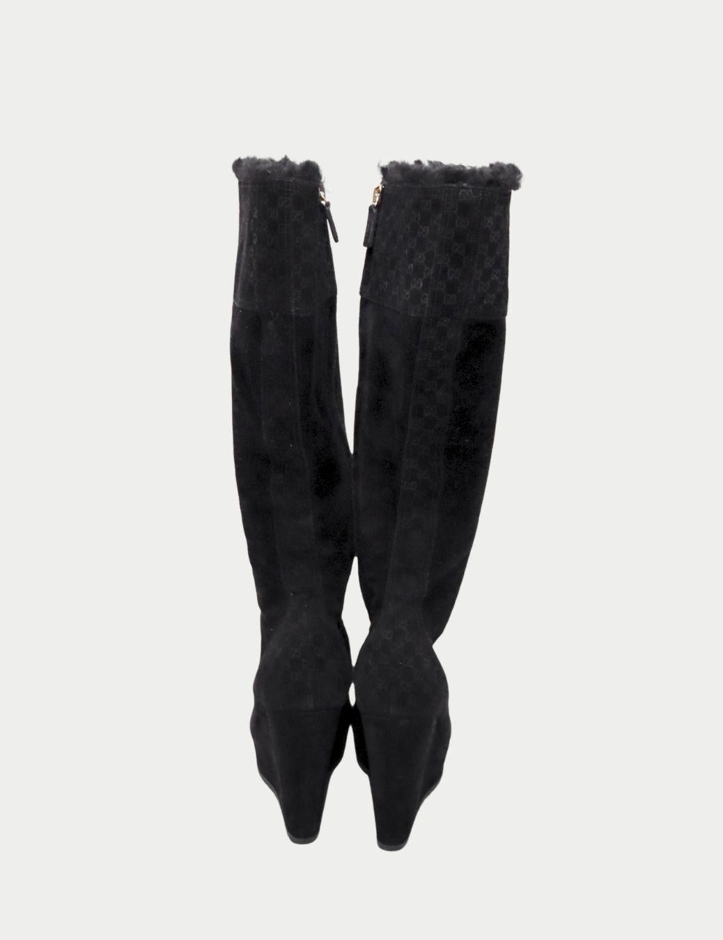 Gucci Schwarze kniehohe Keilstiefel aus Wildleder - EU 35.5 im Zustand „Gut“ im Angebot in Amman, JO