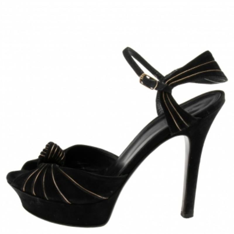 Gucci Schwarze Plateausandalen aus Wildleder mit Knotendetail und Peep Toe Größe 38.5