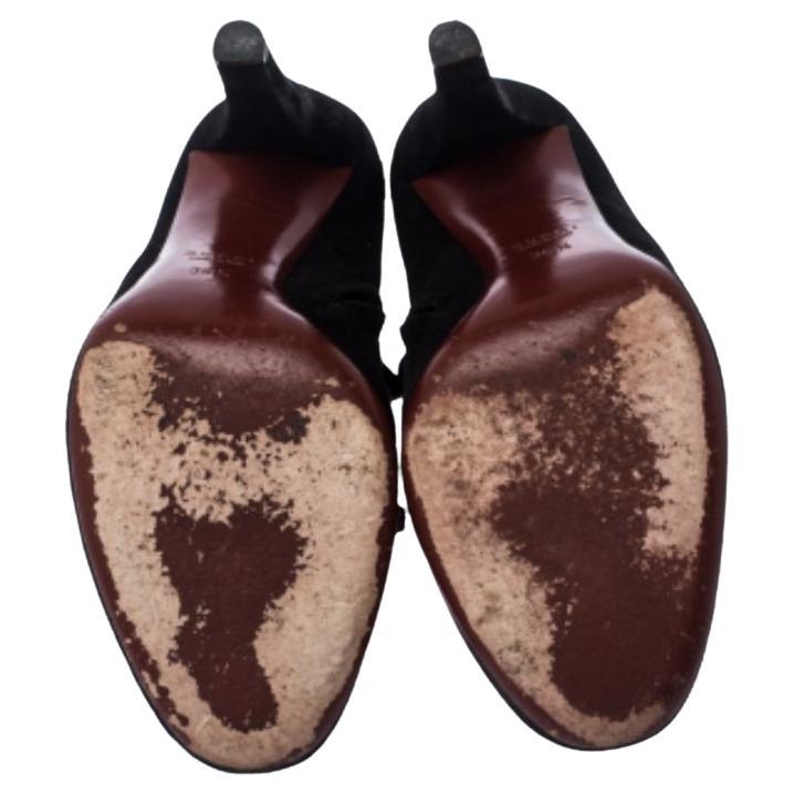 Nous sommes tombées amoureuses de ces magnifiques bottines de Gucci ! Ces bottines noires sont fabriquées en daim et dotées de bouts ronds. Elles sont dotées de pompons, de fermetures éclair latérales et de talons de 10,5 cm pour vous rehausser