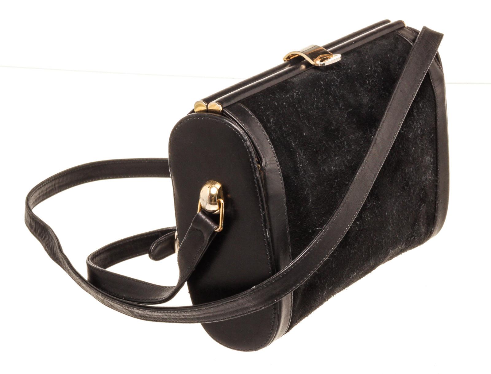 Gucci Black Suede Leather Vintage Clasp Shoulder Bag with leather gold-tone hardware, interior slip pockets, suede lining, shoulder strap and push lock closure.
45439MSC