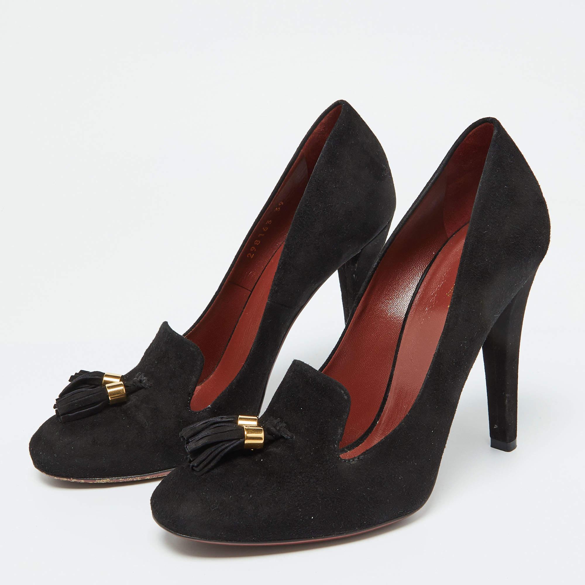Le style Brilliante est redéfini dans ces escarpins Gucci extrêmement impressionnants. Elles ont été confectionnées en daim noir. Le détail de la houppe embellie en tonalités dorées sur le devant est charmant. Elles sont dotées de talons hauts de