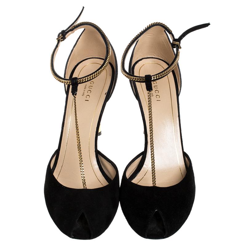 Gucci’s urban and gorgeous Ophelie Chain detail sandals are classy. Crafted in black suede, they feature impressive chain details along with buckle fastenings at the ankle strap. The pair is accented with gold-tone hardware and comes with 9.5