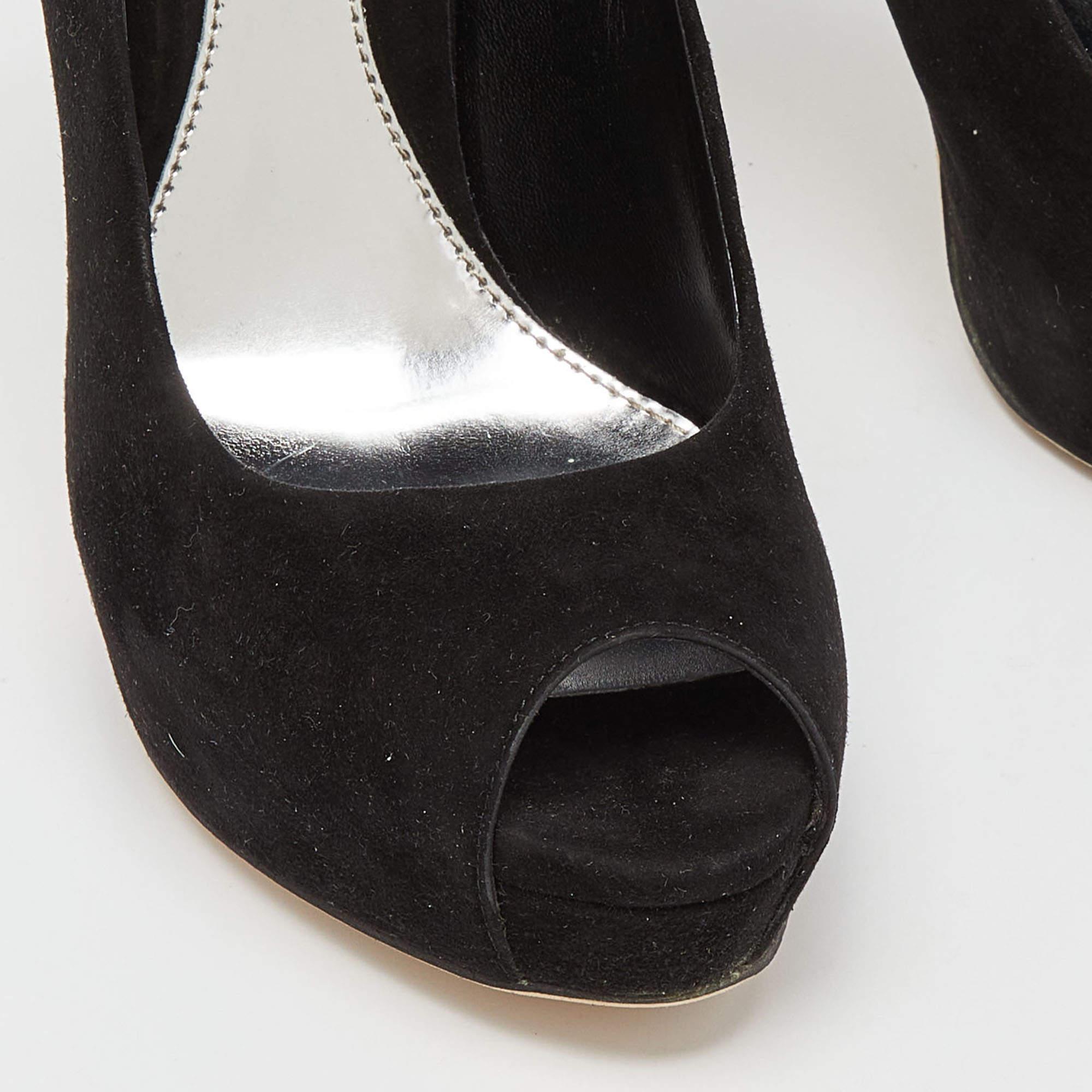 Make a chic style statement with these Gucci black suede pumps. They showcase sturdy heels and durable soles, perfect for your fashionable outings!

