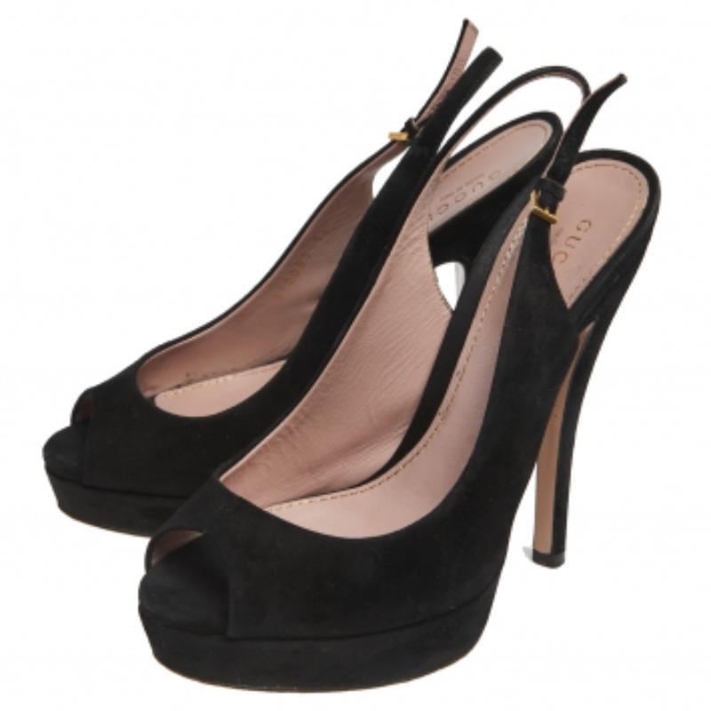 Dotées d'un design et d'une forme éternellement classiques, ces sandales de Gucci apportent une touche luxueuse à votre ensemble. Ces sandales sont conçues en daim noir et présentent des découpes peep-toe, des plateformes et un slingback. Une boucle