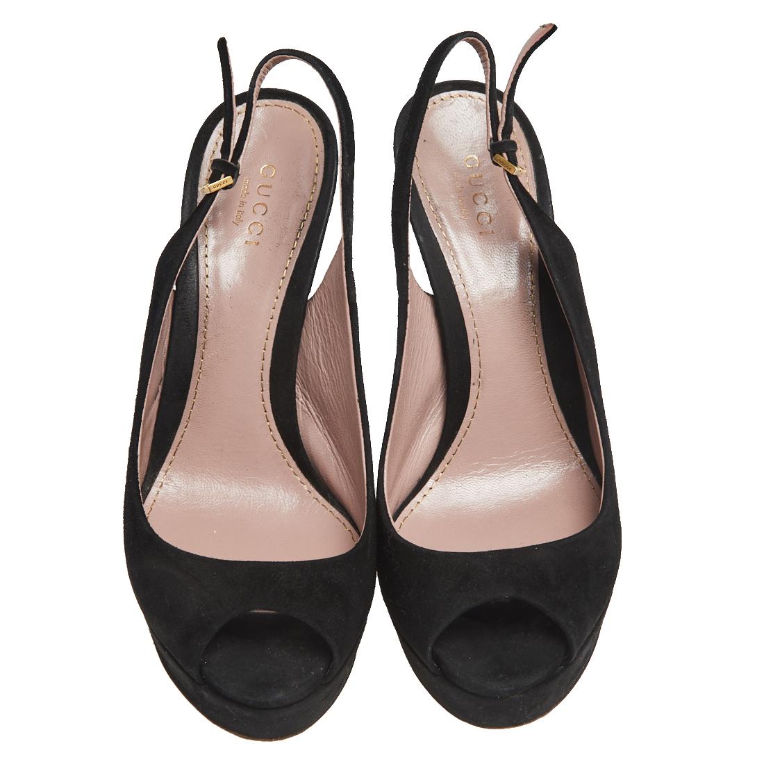 Dotées d'un design et d'une forme éternellement classiques, ces sandales de Gucci apportent une touche à votre ensemble. Ces sandales sont conçues en daim noir et présentent des découpes peep-toe, des plates-formes et un escarpin. Une boucle de