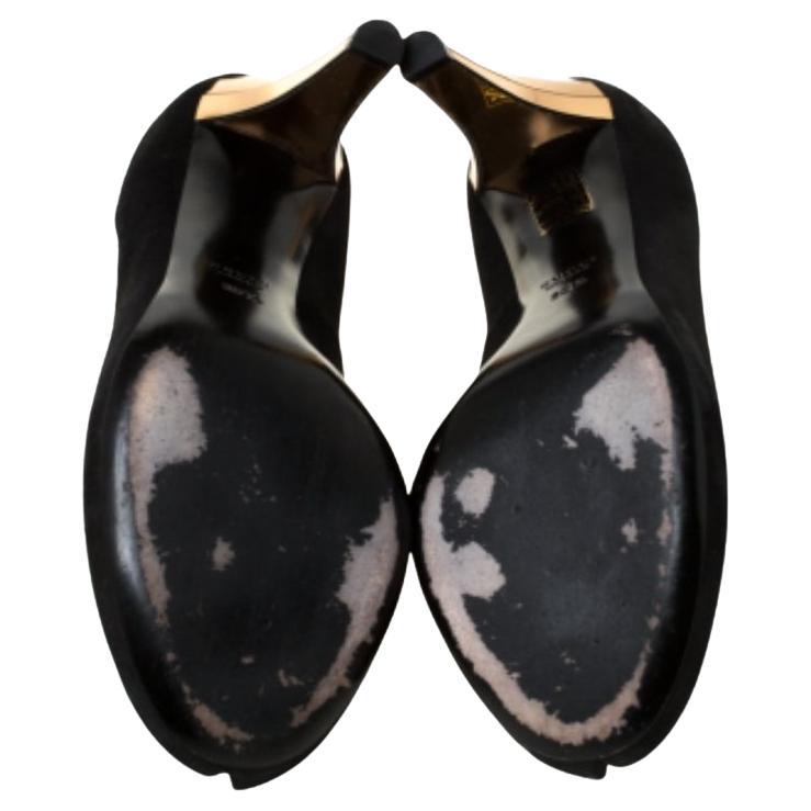 Queste classiche décolleté di Gucci sono l'ideale per un abbigliamento formale e informale. Realizzate in pelle scamosciata nera, le décolleté sono caratterizzate da solette in pelle, tacchi dorati e punte aperte. Abbina queste deliziose décolleté