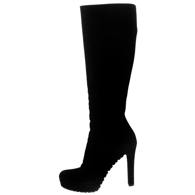 These gorgeous Gucci knee-high boots are a must have in your collection. Crafted in Italy, they are made from luxurious suede and come in a classic shade of black. They are styled with round toes, platforms, 11.5 cm heels, side zip closures,