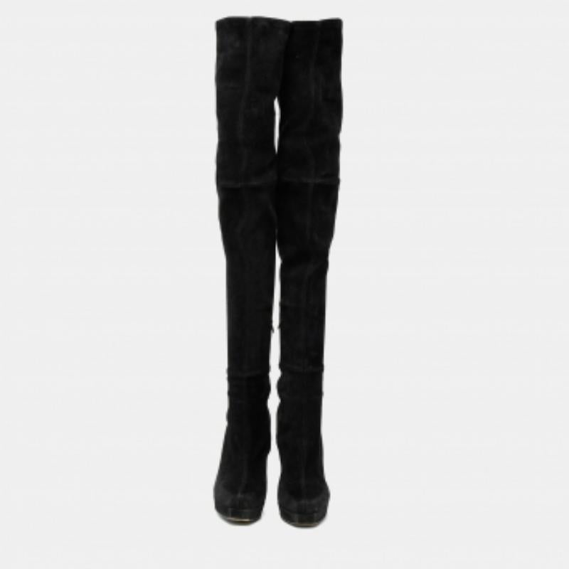 Si vous cherchez à ajouter une paire de bottes au genou à votre collection, c'est celle de Gucci qu'il vous faut ! Ces bottes noires sont confectionnées en daim et présentent une silhouette chic. Elles sont montées sur des plateformes et des talons