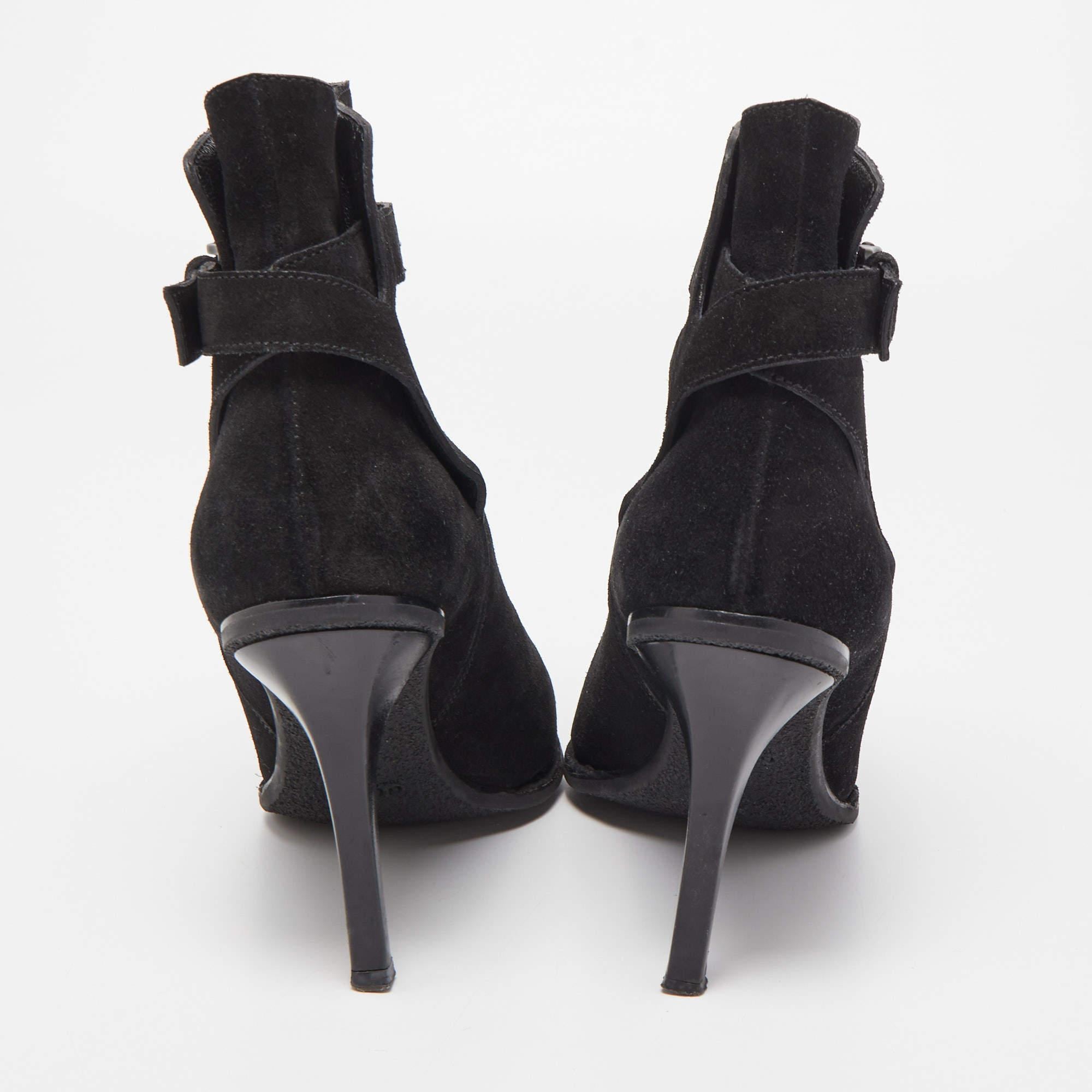 Gucci Botines de ante negro con puntera puntiaguda Talla 39 en Bueno estado para la venta en Dubai, Al Qouz 2
