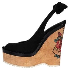Sandalias de cuña de ante negro estampado de Gucci, talla 35 de la UE, de punta abierta y sin cordones