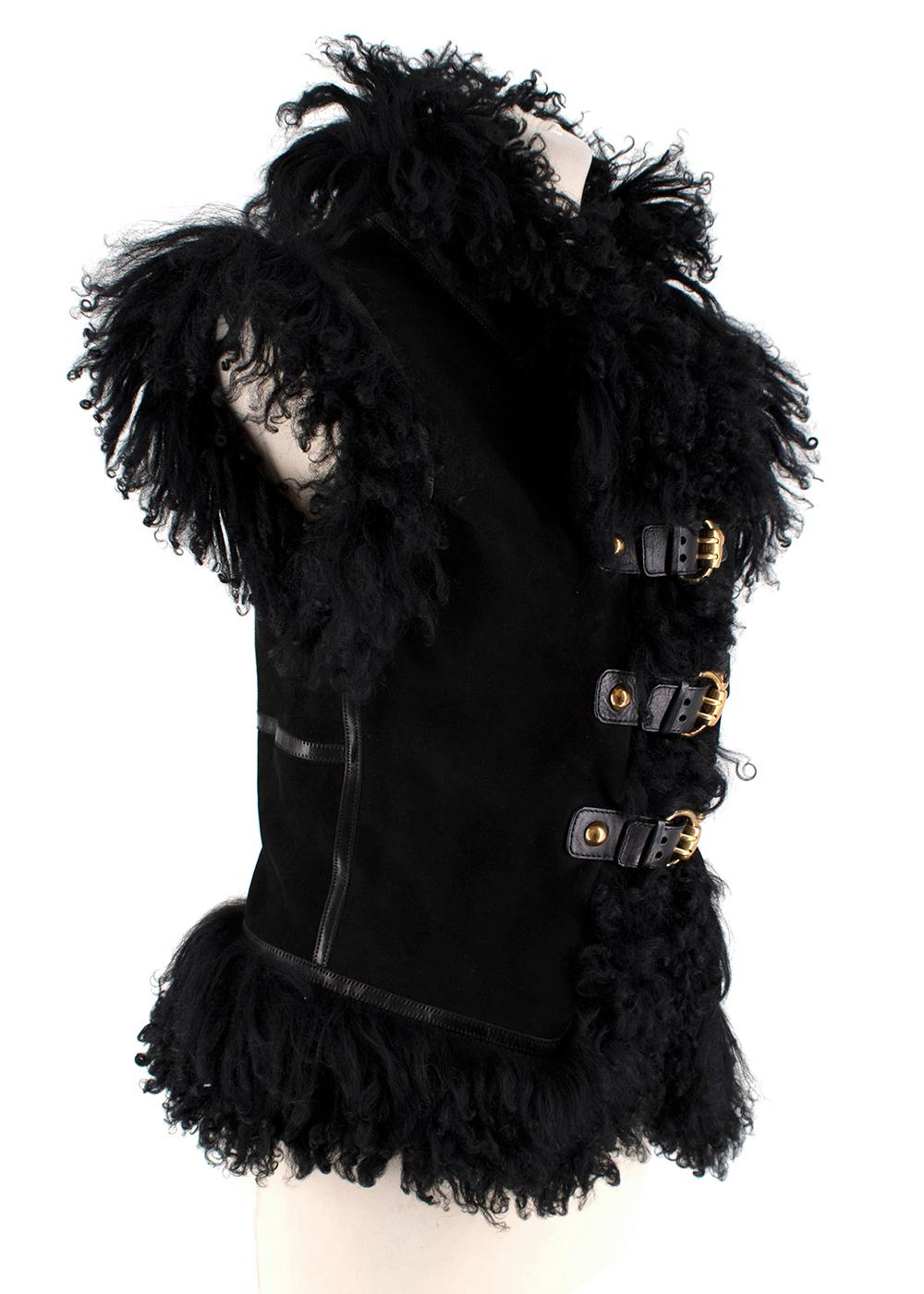 Gucci Black Suede & Shearling Buckle Detail Sleeveless Jacket

- Gold metal buckle hardware
- Leather trim details
- Soft lining
- Light/ mid-weight

Materials:
Outer 
100% Leather
Trim
100% Real Shearling

Dry Clean Only

Made in