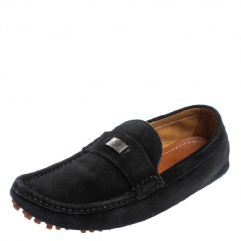 Sleek and luxe, these slip-on loafers by Gucci will enhance your outfits by giving them an edge. Meticulously crafted from suede, they carry fine stitching and logo detailed straps on the vamps. The black pair is complete with comfortable leather