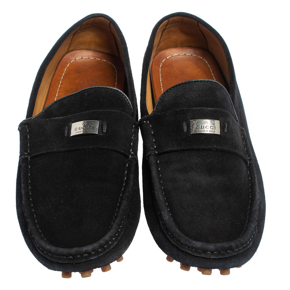 Sleek and luxe, these slip-on loafers by Gucci will enhance your outfits by giving them an edge. Meticulously crafted from suede, they carry fine stitching and logo detailed straps on the vamps. The black pair is complete with comfortable leather