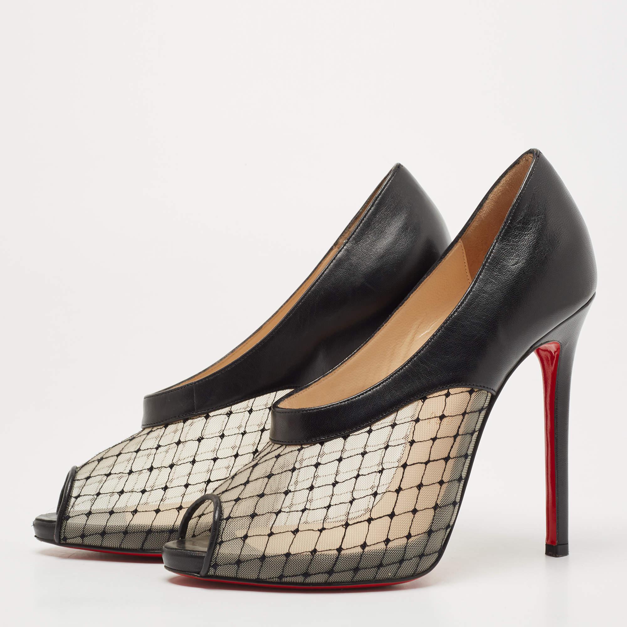 Fate una dichiarazione di stile chic con queste décolleté di design. Presentano tacchi robusti e suole resistenti, perfetti per le vostre uscite alla moda!

