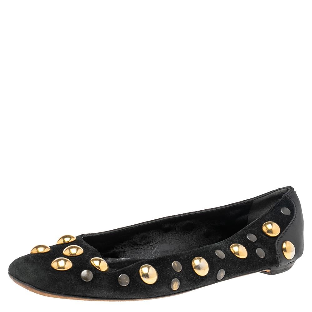Amp up your trend quotient as you wear these stunning flats from Gucci. They are crafted using black suede on the upper and covered with delicate gold-toned studded embellishments all over. These ballet flats are made in a slip-on style and feature