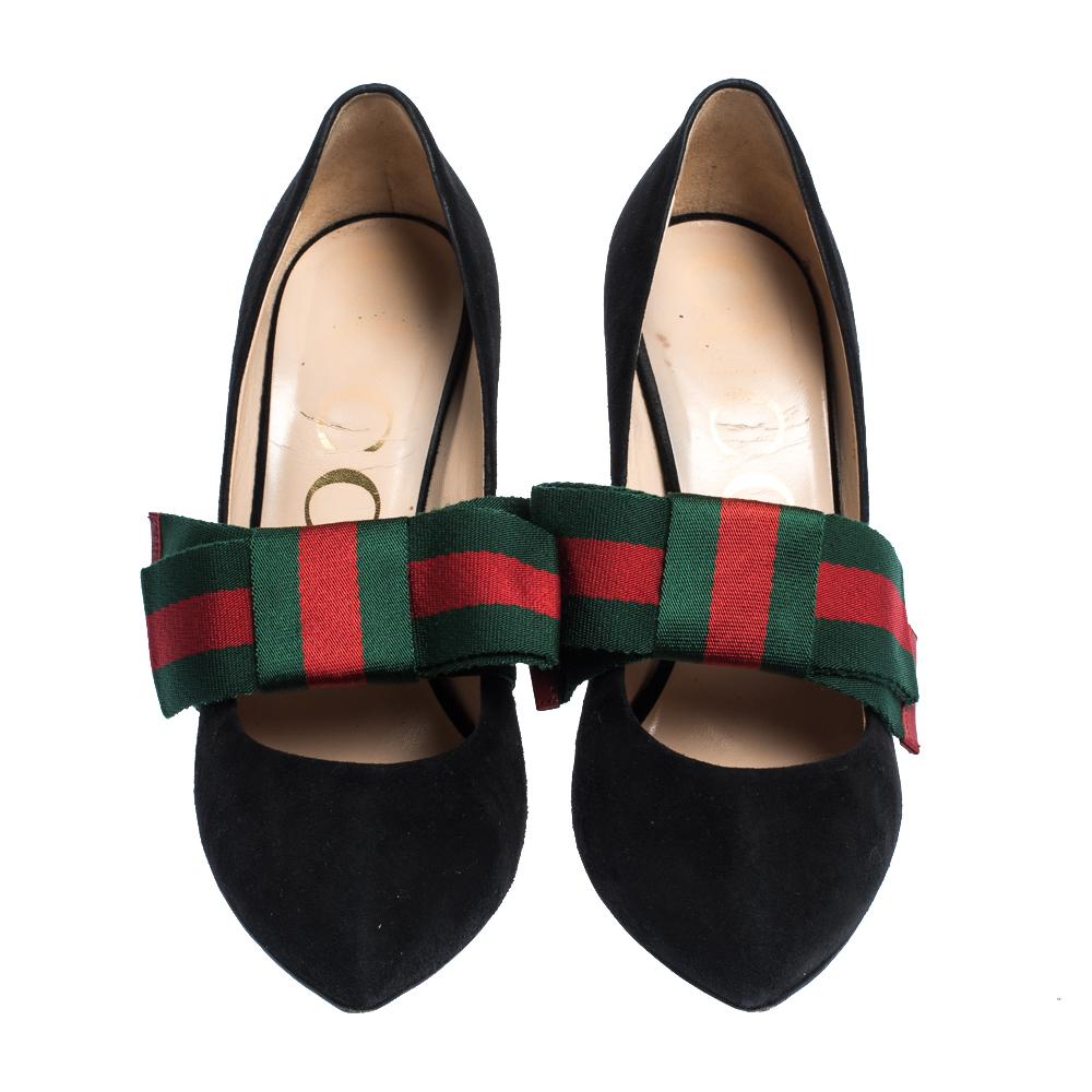 These stylish and trendy pumps are unmistakably Gucci! Precise craftsmanship and luxurious suede characterize these pumps. They come in a black shade and are styled with pointed toes, removable web bows that bring a signature touch, and 11 cm heels.