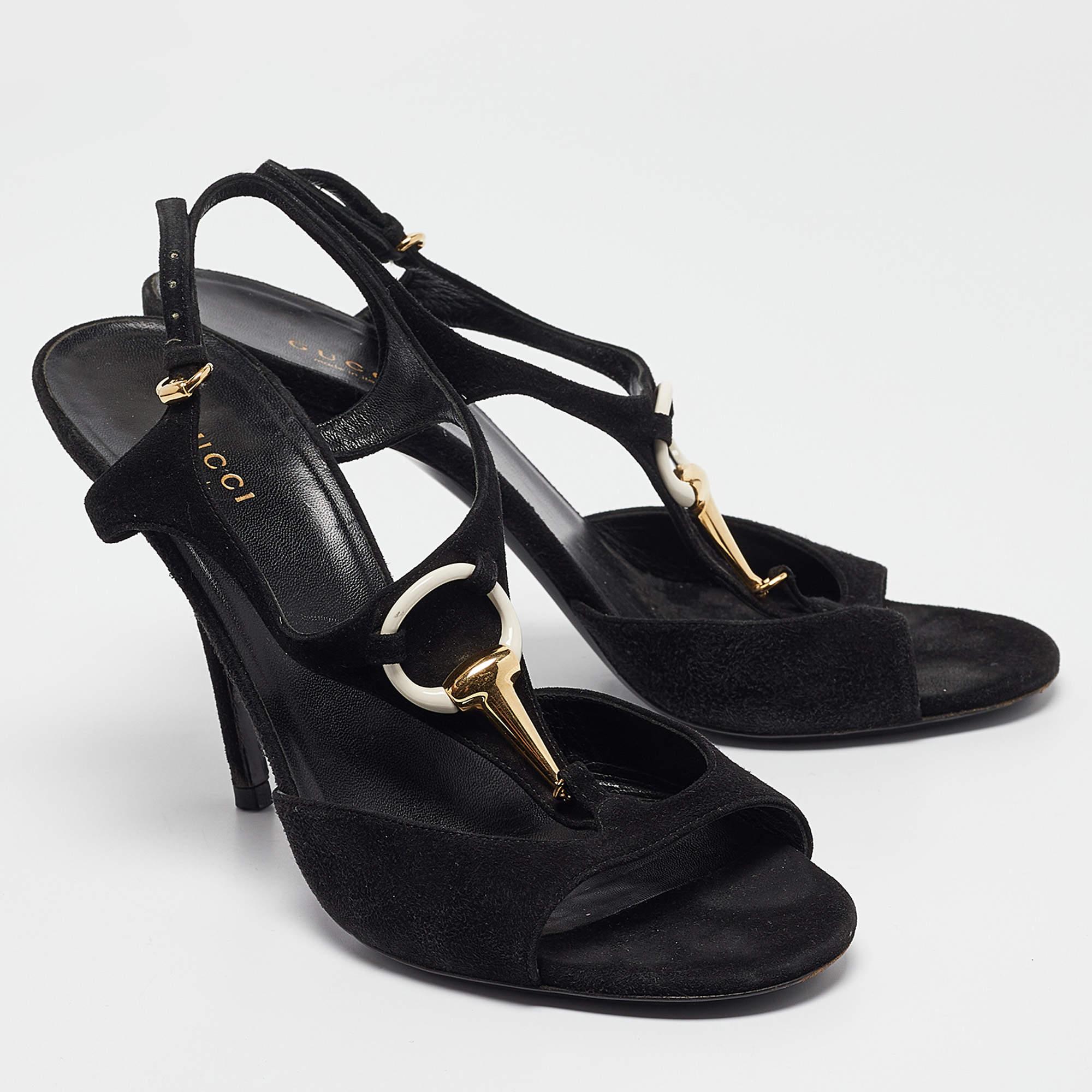 Gucci T-Strap en daim noir  Sandales à bout ouvert taille 38,5 État moyen - En vente à Dubai, Al Qouz 2