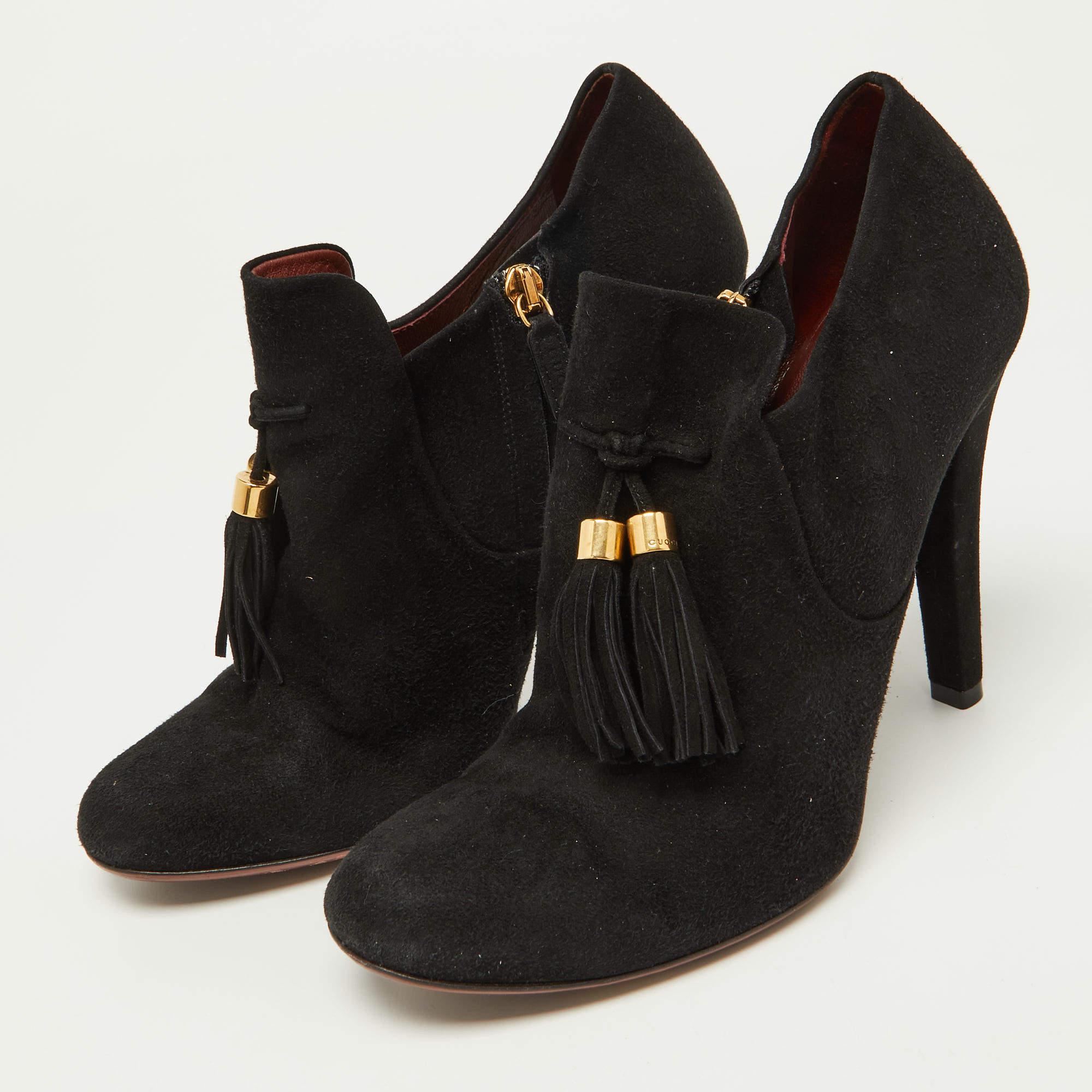 Élevez votre style avec ces bottines Gucci pour femme. Fabriquées avec précision, ces bottes chics et polyvalentes allient harmonieusement la mode et le confort, offrant une sophistication pour chaque saison.
