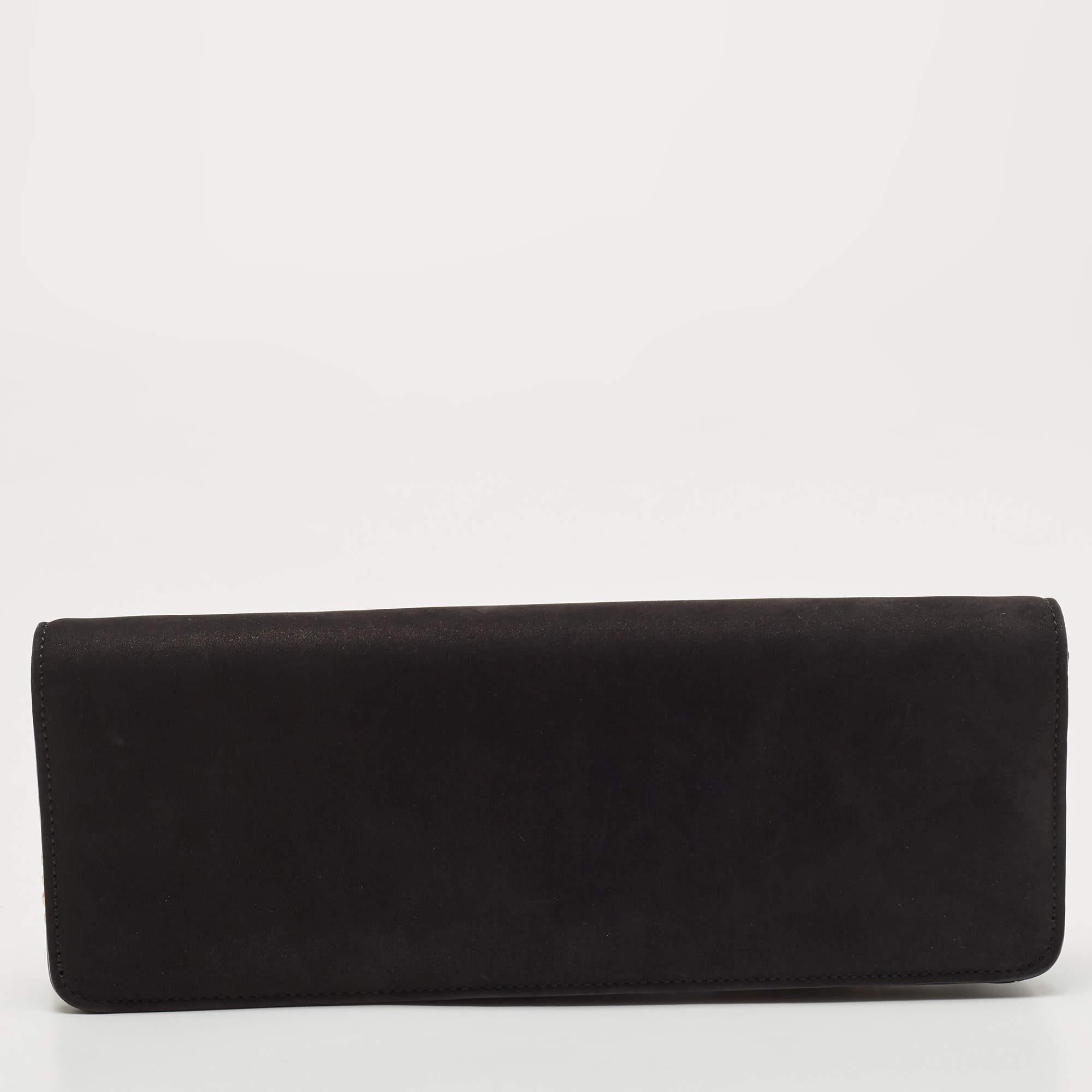 Crafted from quality materials, your wardrobe is missing out on this beautifully made designer clutch. Look your fashionable best in any outfit with this stylish clutch that promises to elevate your ensemble.

