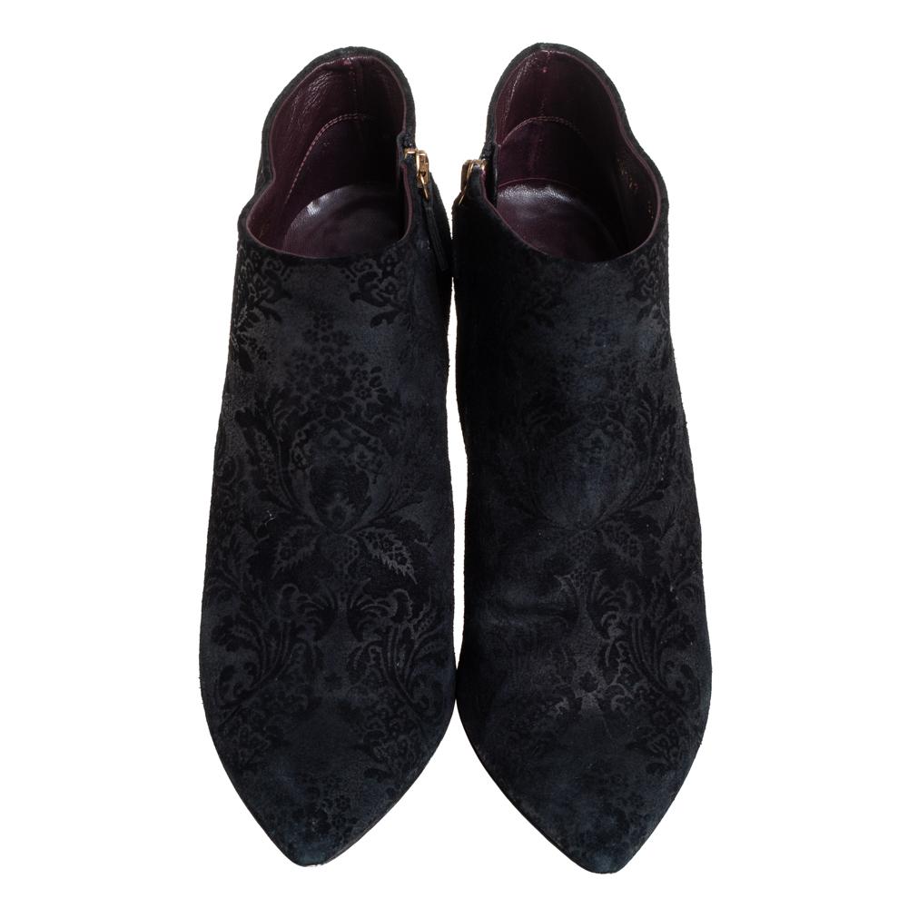 This pair of boots is crafted from the finest suede and is designed with a pretty embossed pattern all over. These high-heeled boots make a perfect addition to your closet. Gucci brings you all the latest trends in fashion with these attractive